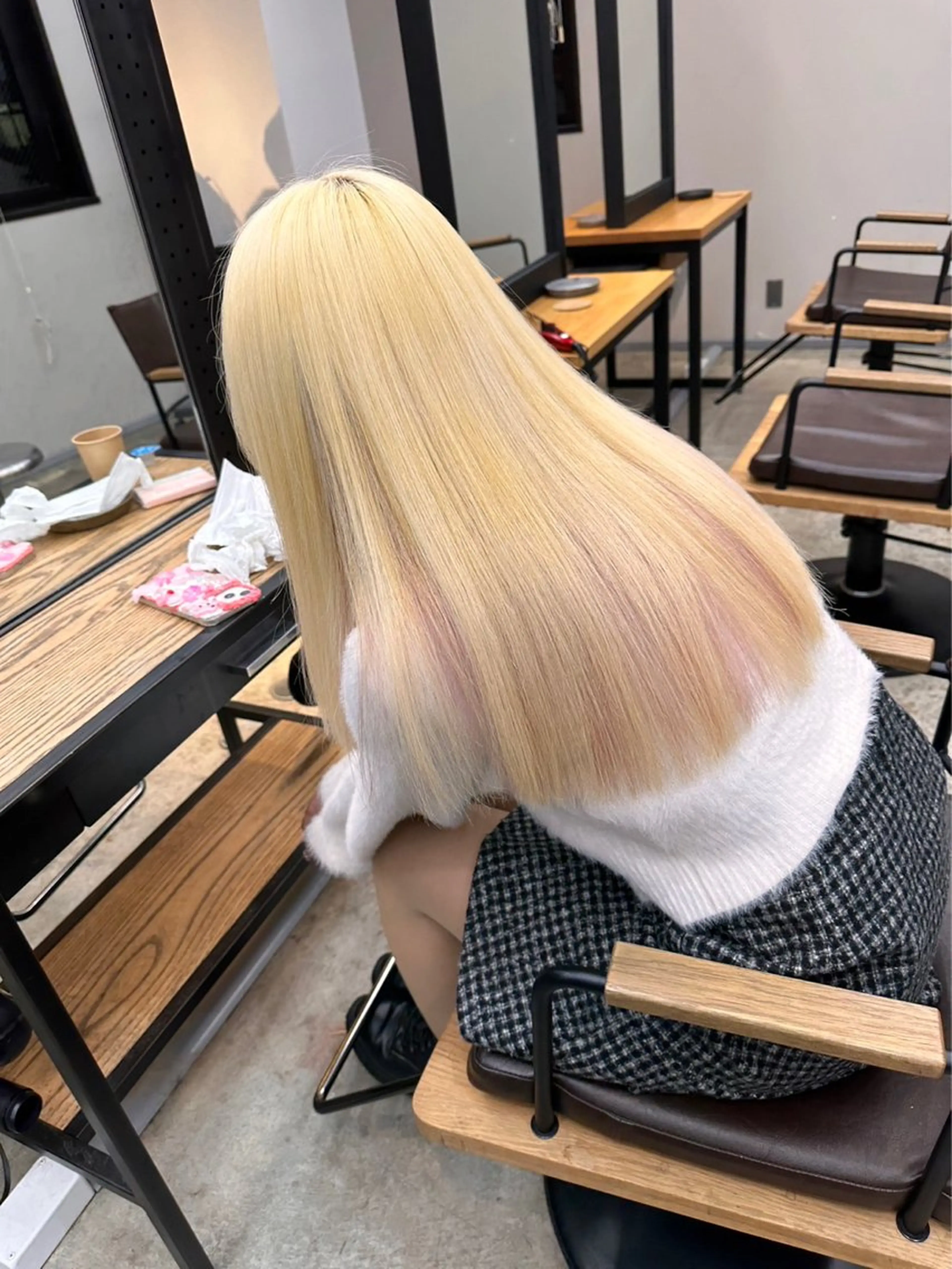 ロング カット ヘアカラー ミルクティーベージュ outaのヘアスタイル