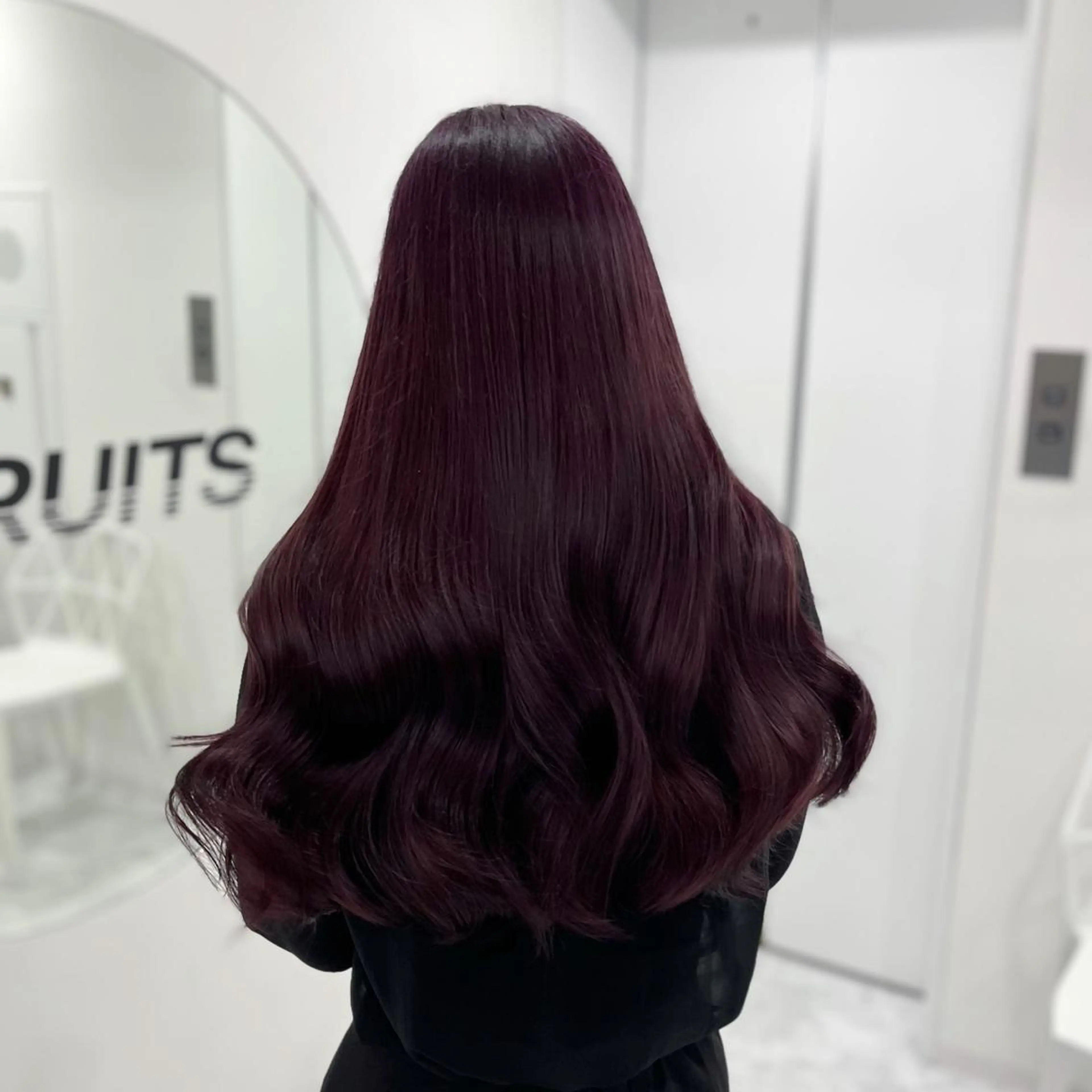 ロング カラー 🩵色落ち可愛い 寒色カラー🩵のヘアスタイル