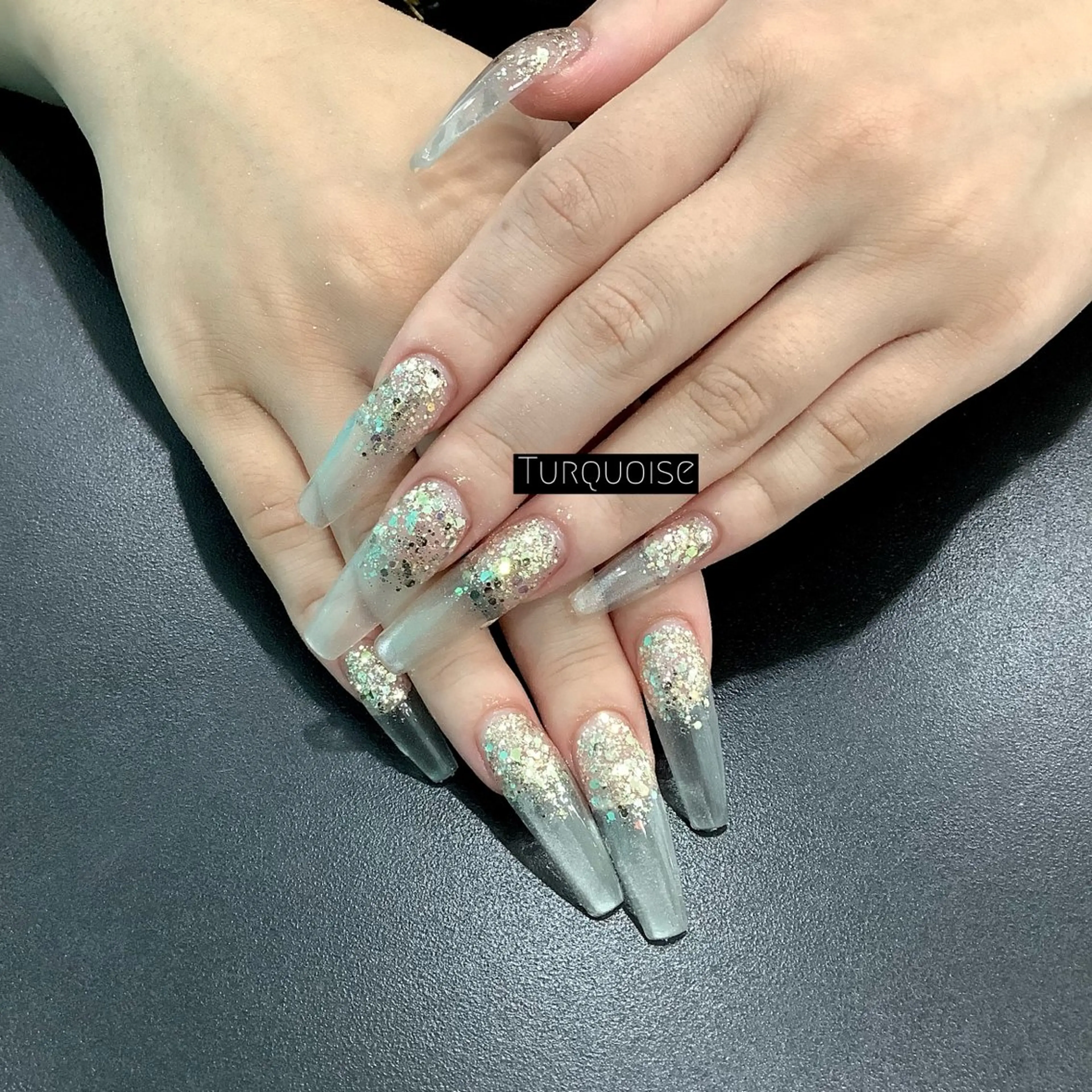 ネイル ハンドネイル ハンドケア 個性派ネイルサロン 💅🏼ターコイズのネイルデザイン