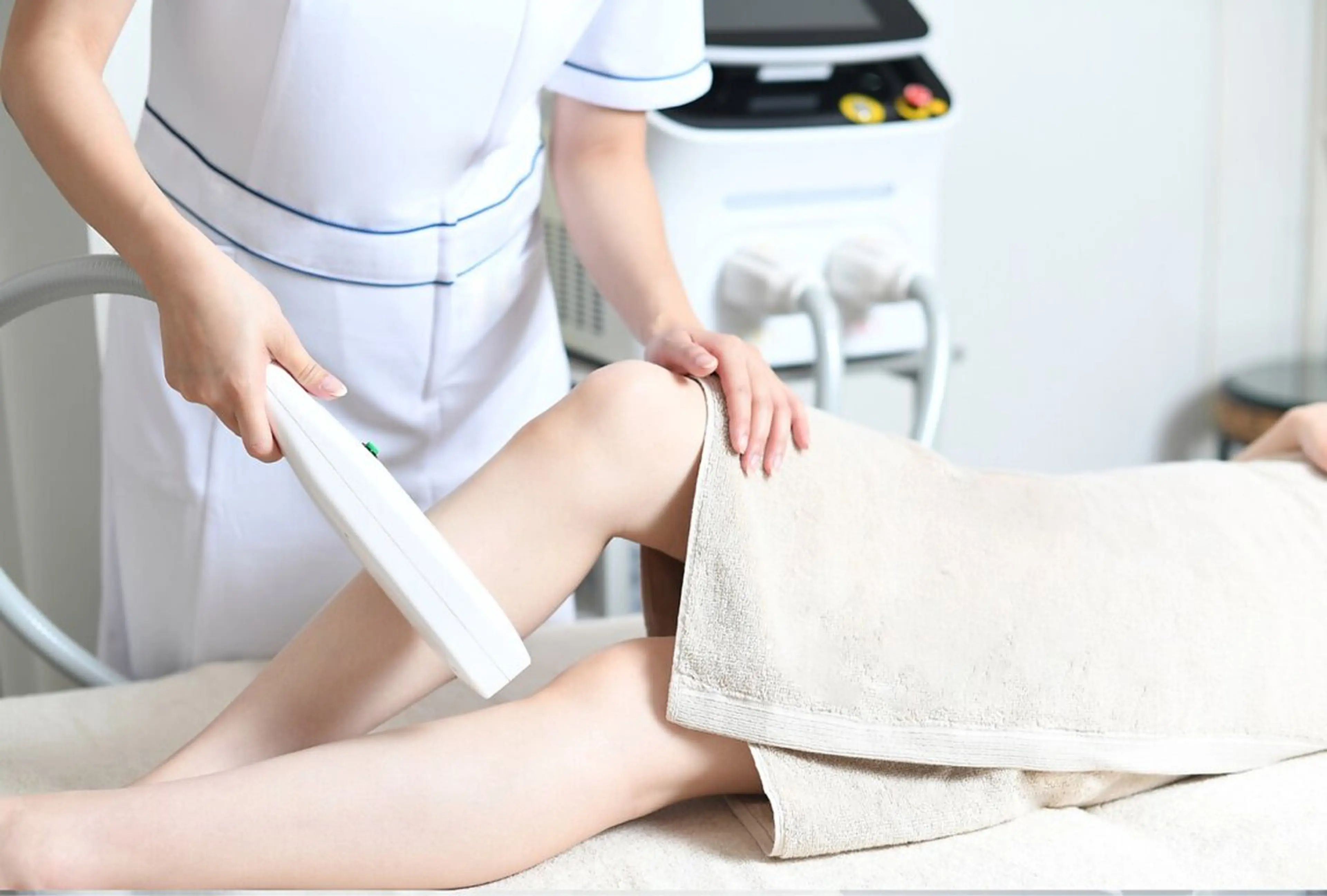 【ハイブリッド脱毛 】 膝下または膝上★各4000円 IPL×SHRのハイブリッド脱毛で美肌&時短でツルツルに✨の写真