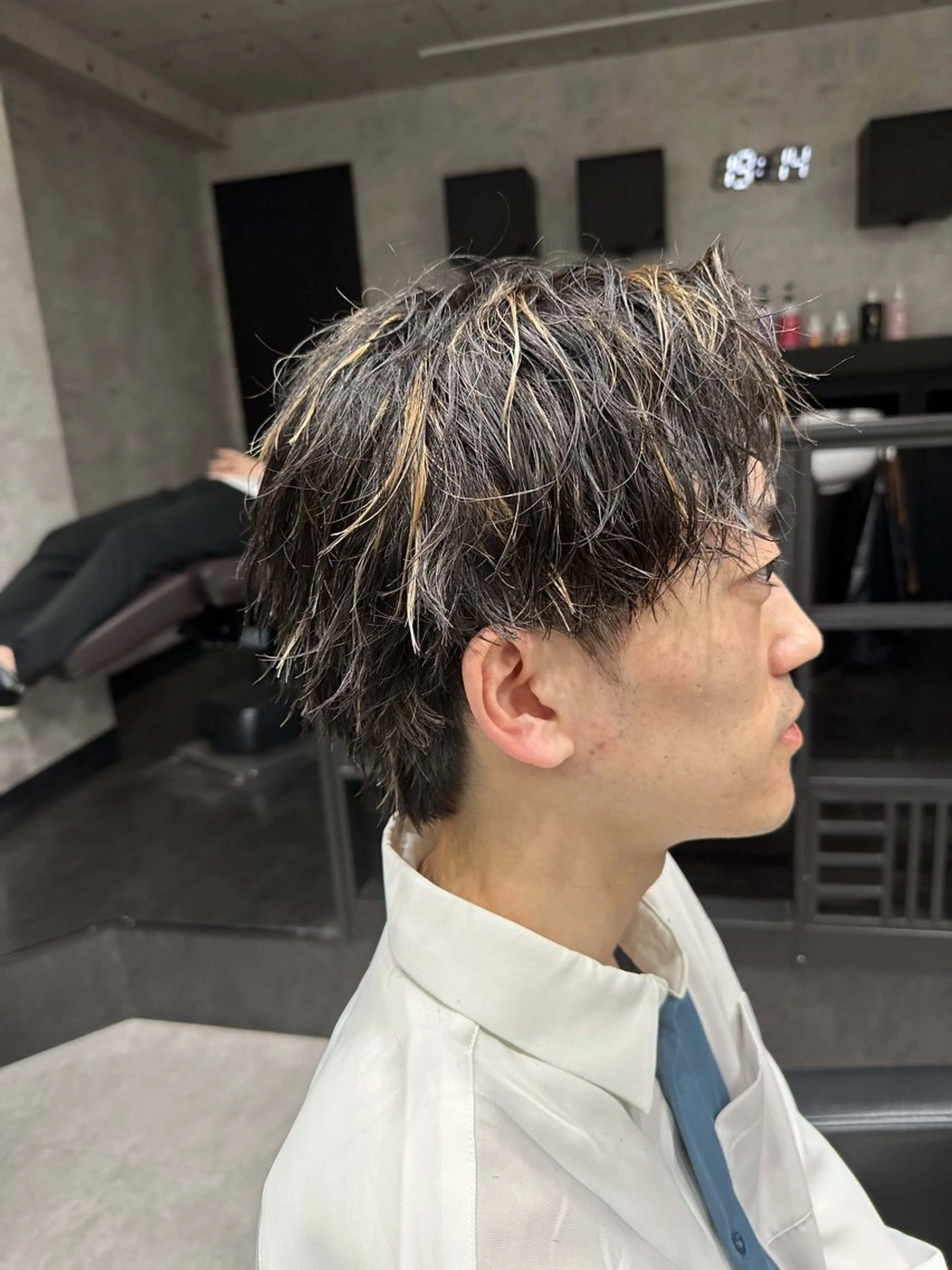 ショート カラー パーマ メンズ メンズハイライト メンズパーマ ツイストスパイラルパーマ ハイライトカラー ハイライト ユウ🪄 パーマ指名No1のヘアスタイル