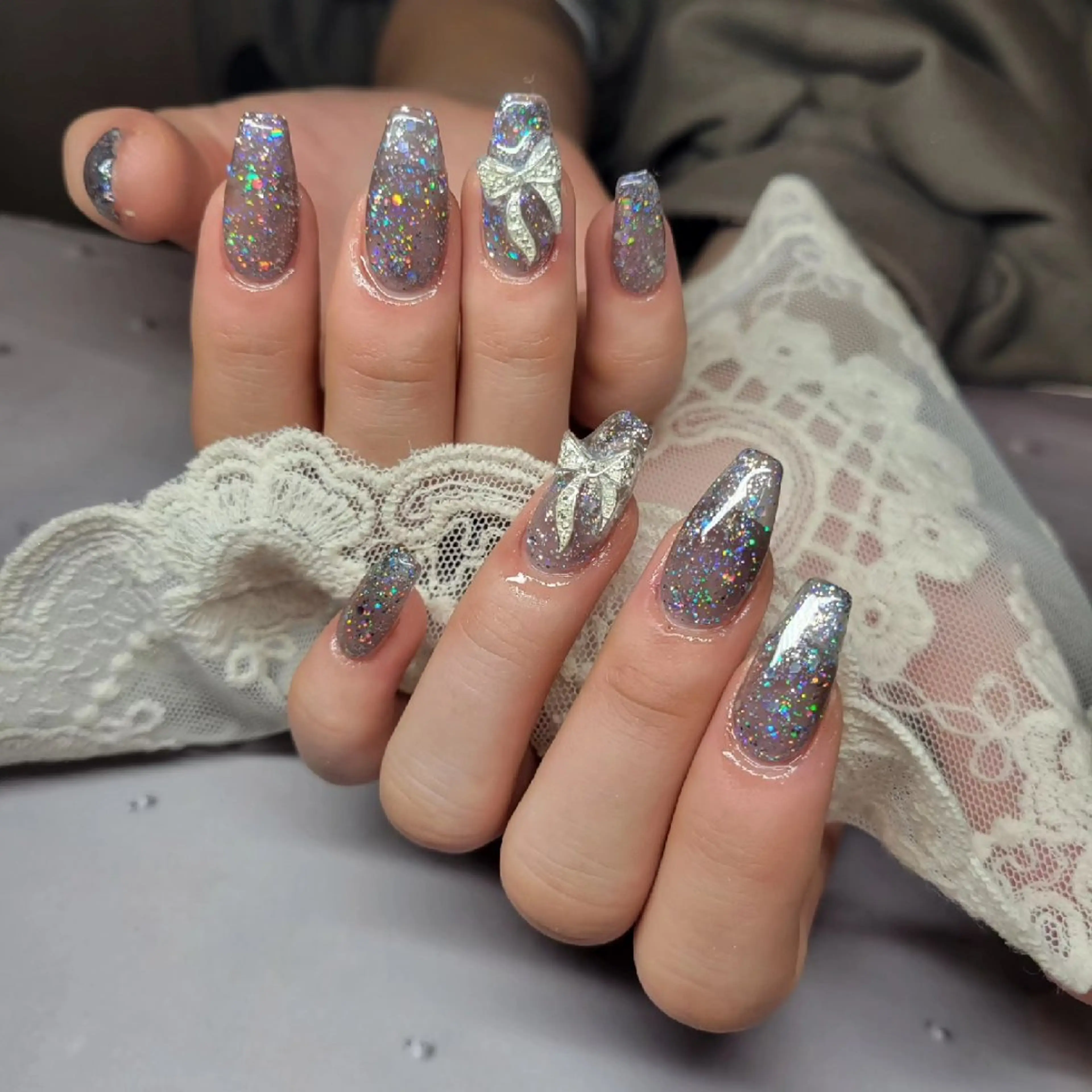 ネイル キラキラネイル リボン シルバー Nail salon Coco所属・Nail salon Coco【溝の口駅】のネイルデザイン