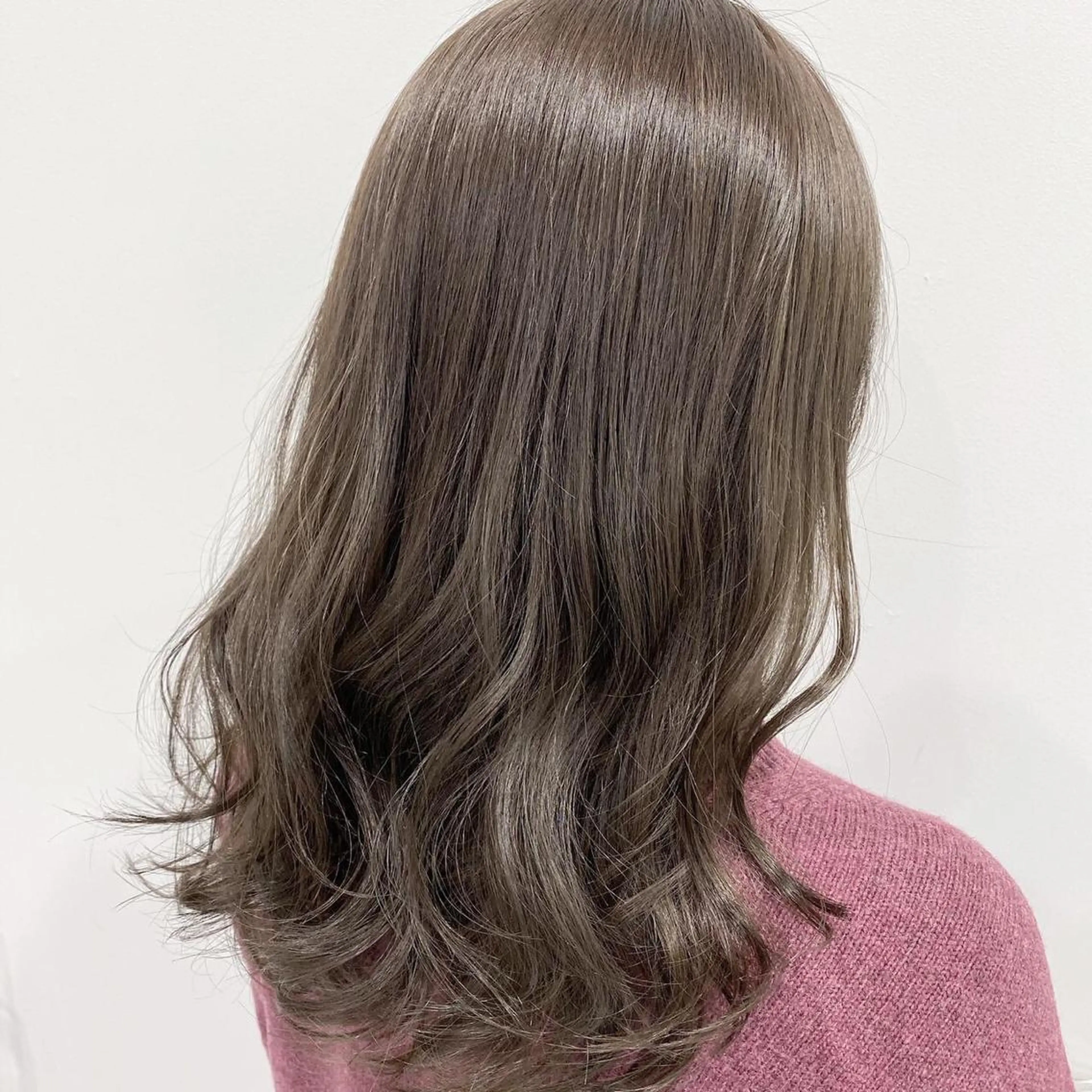 セミロング カラー グレージュ ミルクティーグレージュ レイヤーカット 透明感カラーのヘアスタイル