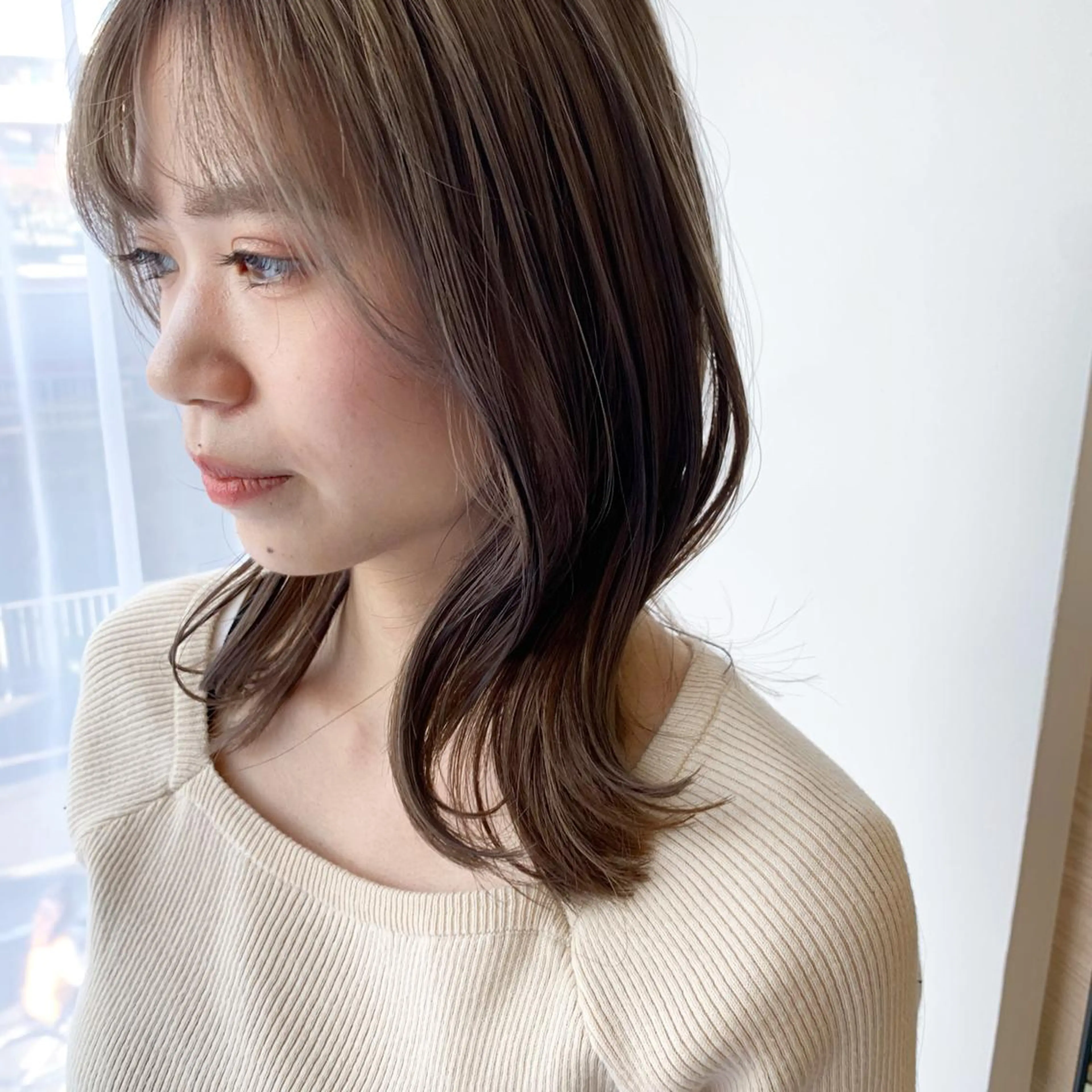 ミディアム カラー ミディアムパーマ アッシュ ブリーチ ケアブリーチ 透明感カラー カット ヘアカラー トリートメント モリシュンスケ /レイヤー/髪質改善のヘアスタイル