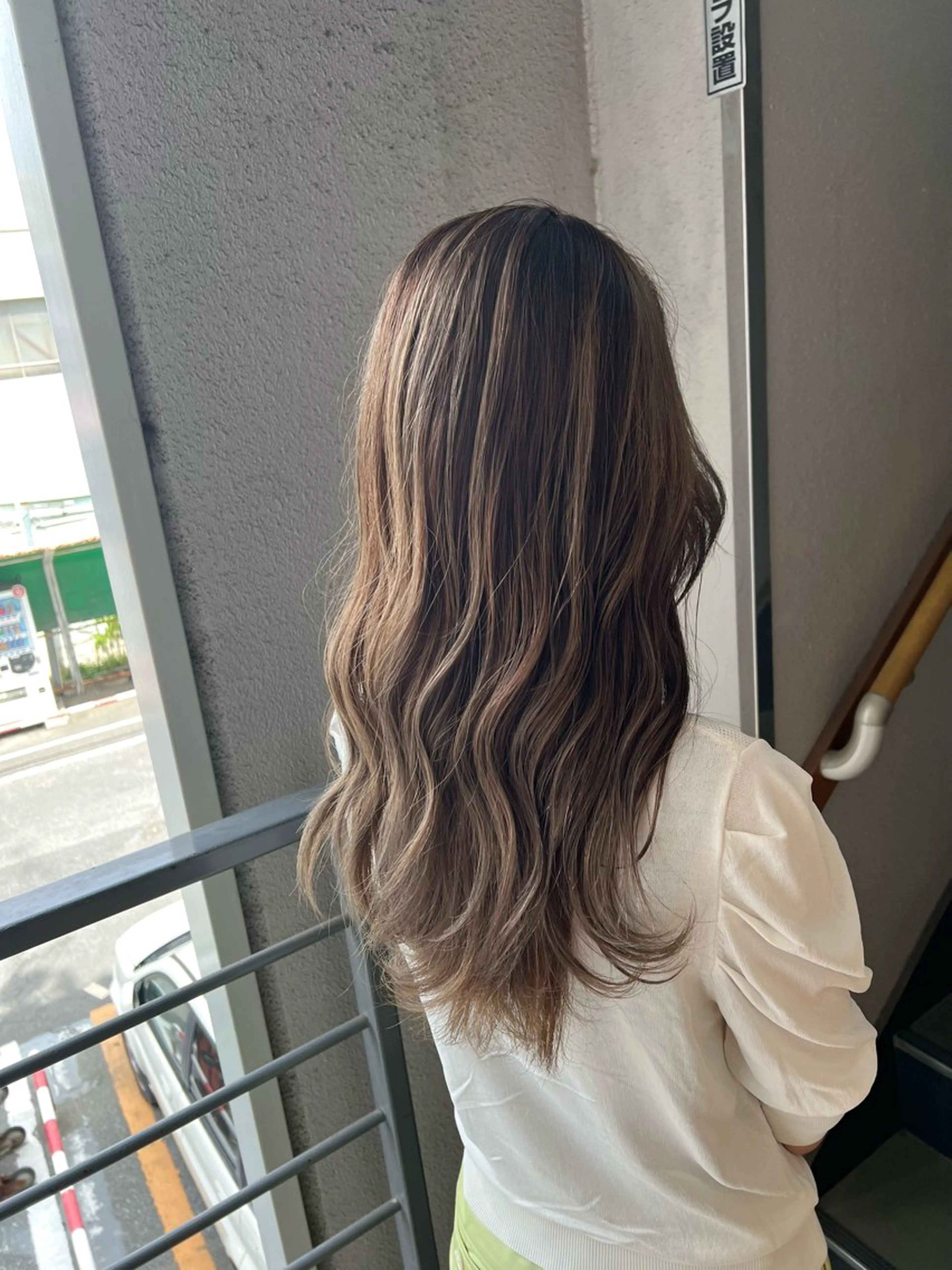 ロング カラー バレイヤージュ グレージュ レイヤーカット ロング カット ヘアカラー トリートメント Kazu .Kのヘアスタイル