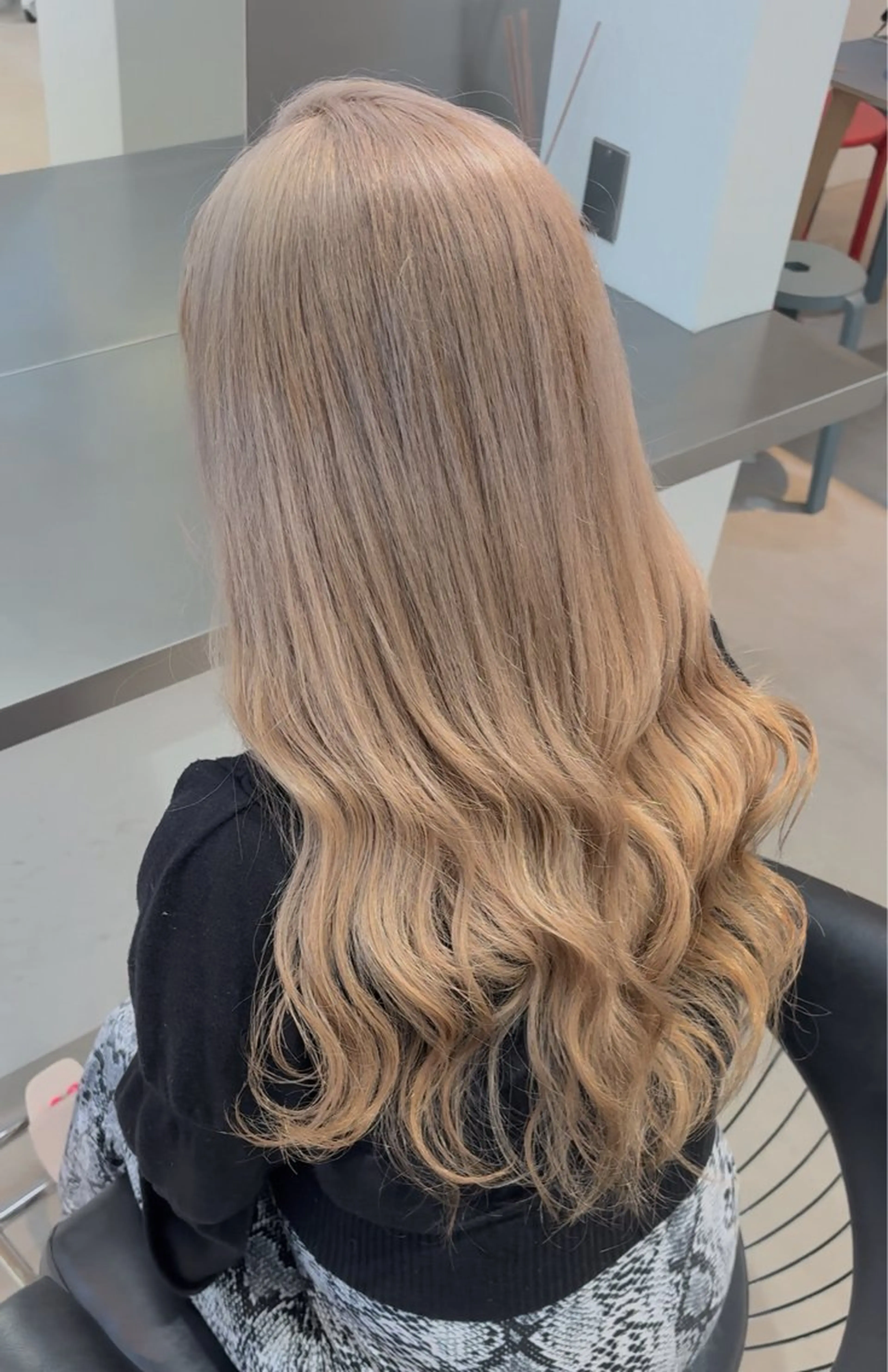 ロング カラー まろやかなベージュ 小池春樹のヘアスタイル