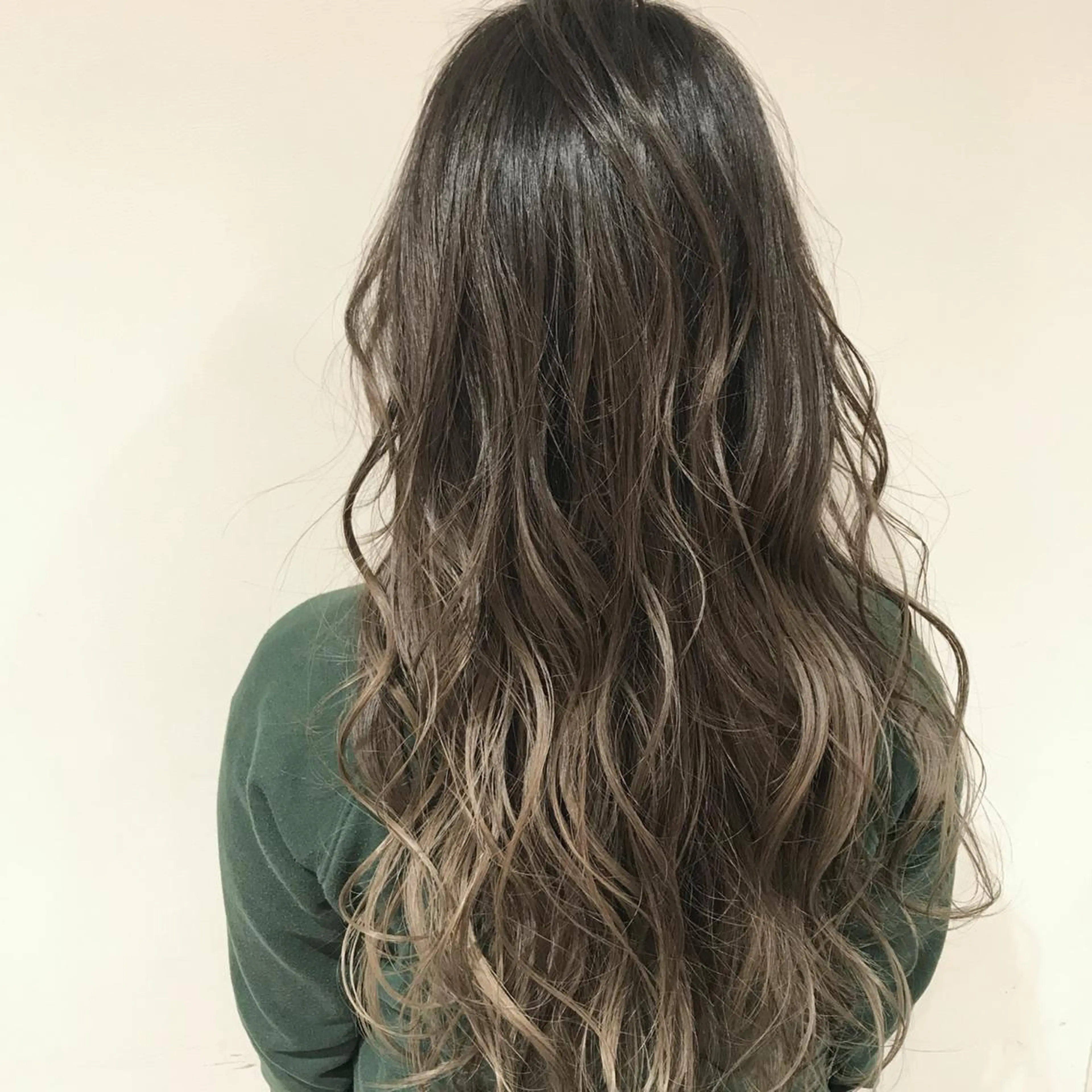 ミディアム カラー アッシュ アッシュグレー アッシュグレージュ バレイヤージュ ミストバング 髪質改善カラー韓国風 レイヤーtudaのヘアスタイル