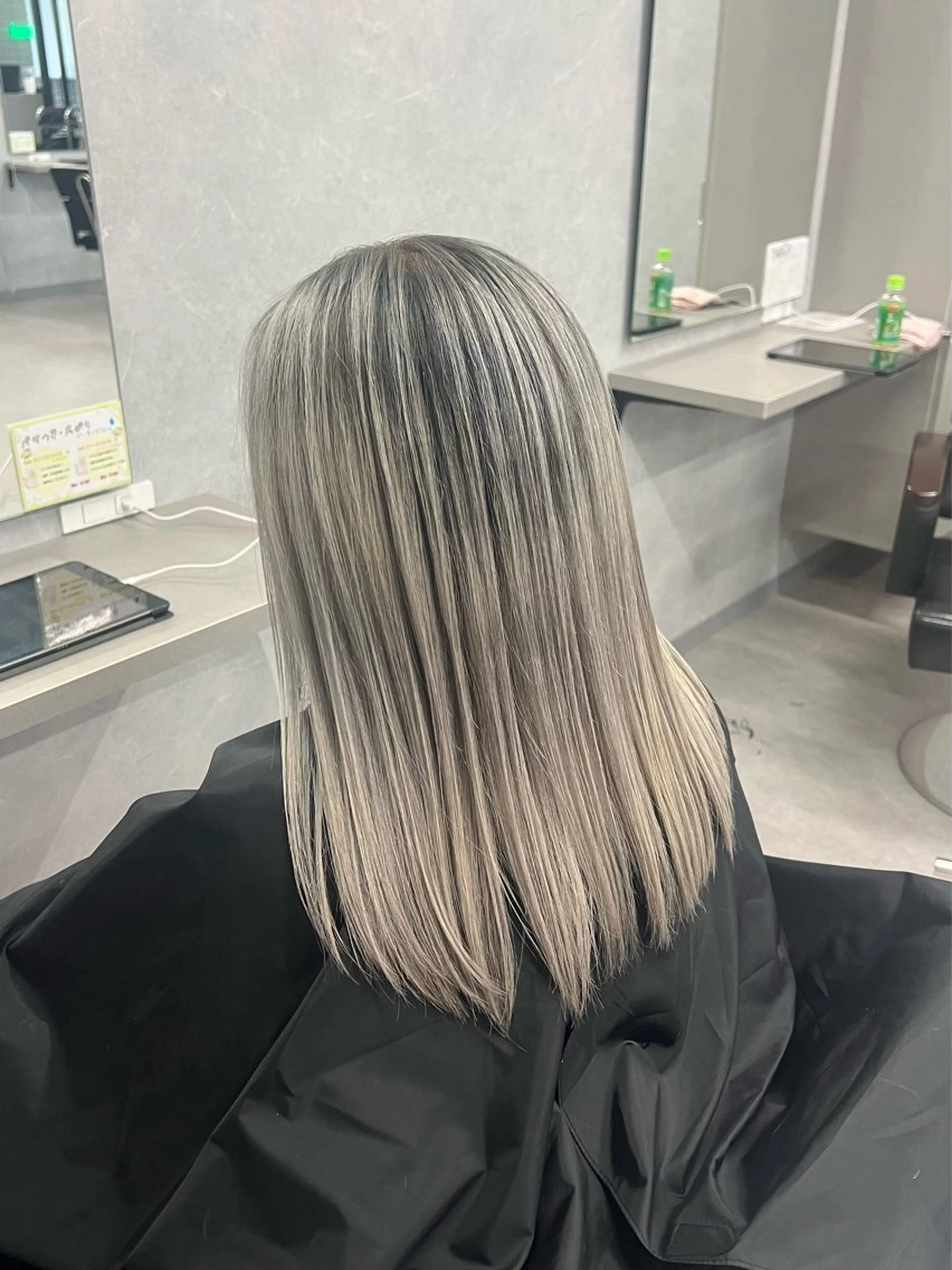 セミロング レイヤーカット ヘアカラー 石津 優菜のヘアスタイル