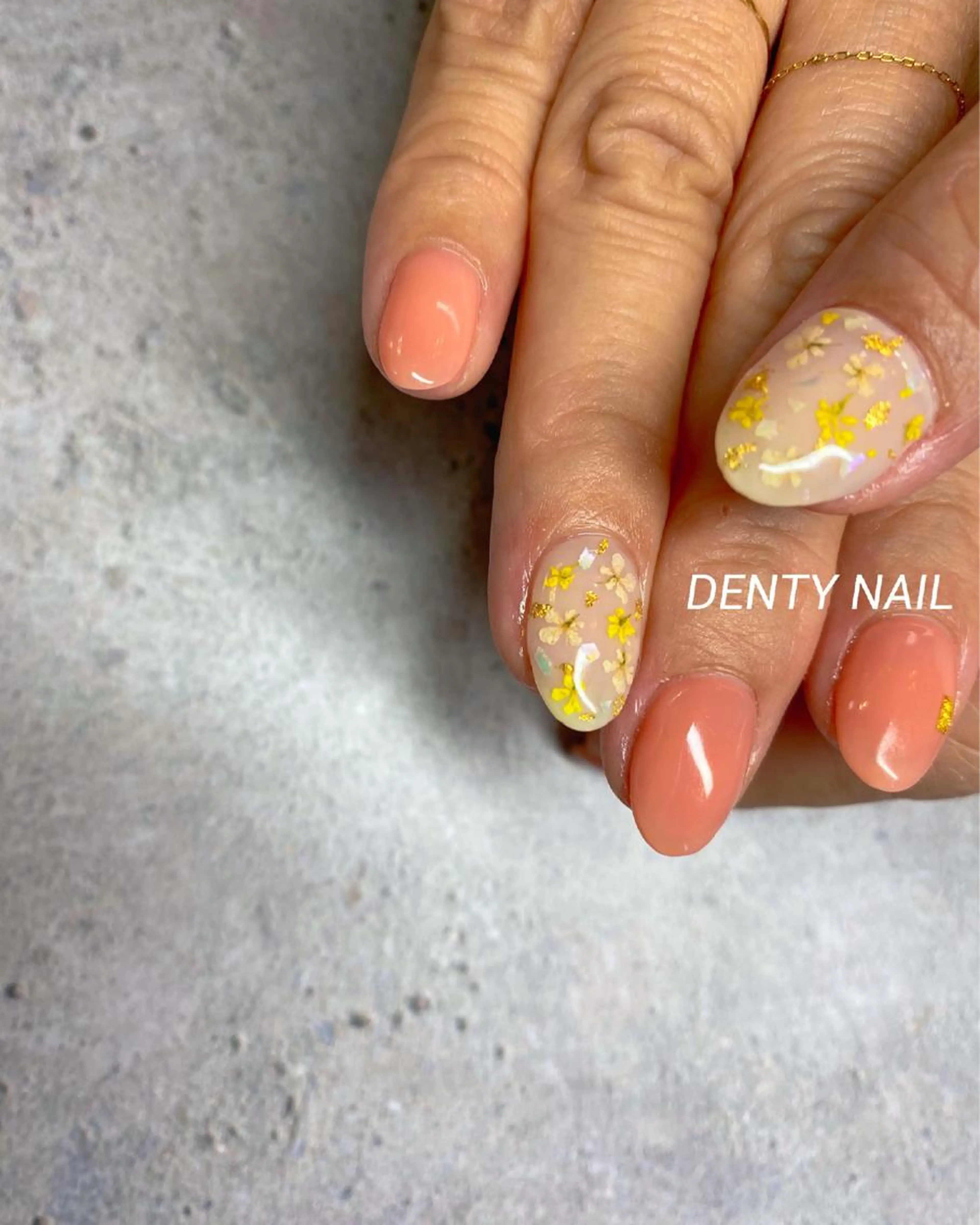 【ご新規様限定】ワンカラ－＋1色追加パーツを使ったデザイン（ケアオフ代込み）※ゴテゴテや埋め尽くし別途かかる場合があり。の写真