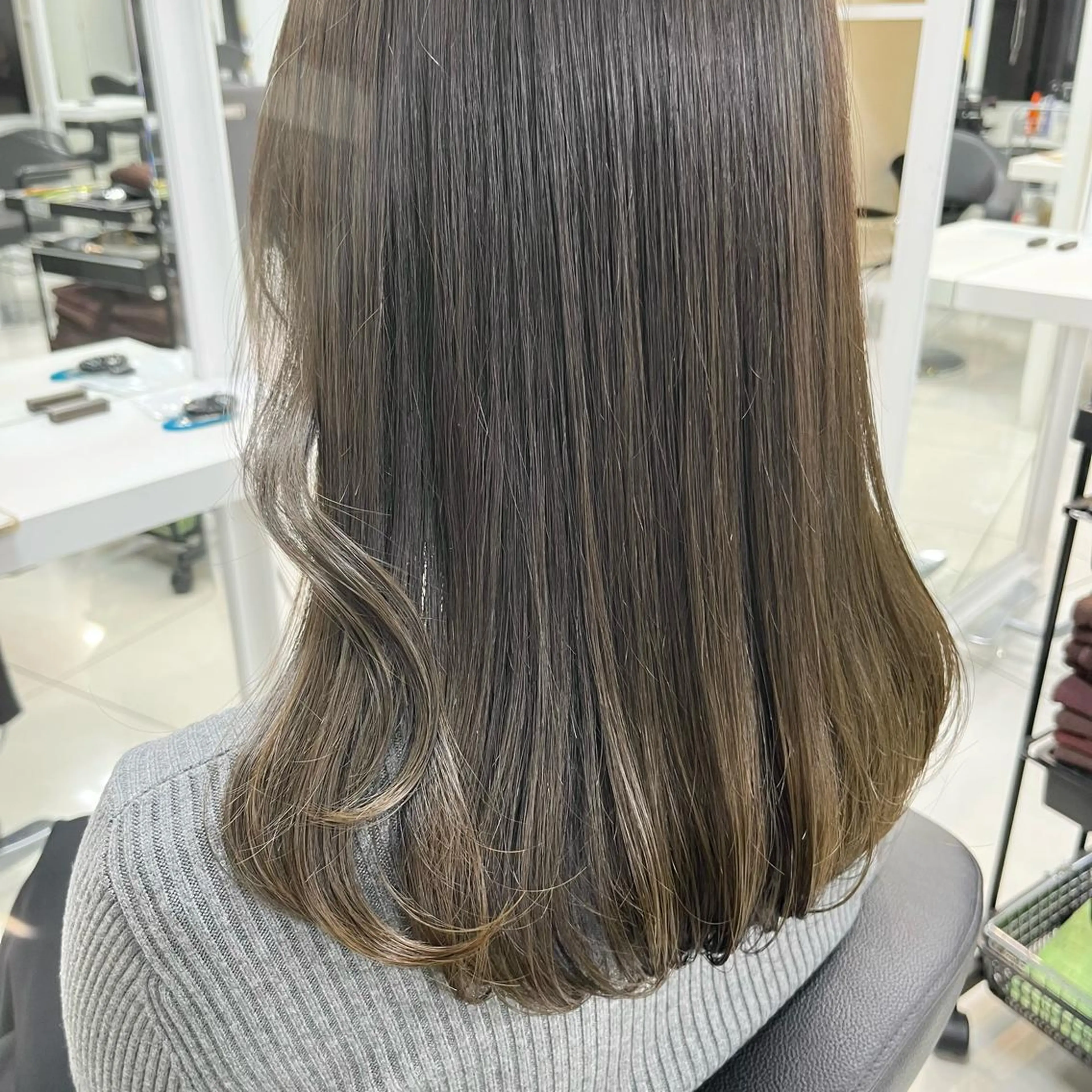 ミディアム カラー アッシュ ベージュカラー ブリーチ ブリーチなしカラー オリーブベージュ カット ヘアカラー トリートメント 【メンズ縮毛矯正/ Ryokaのヘアスタイル