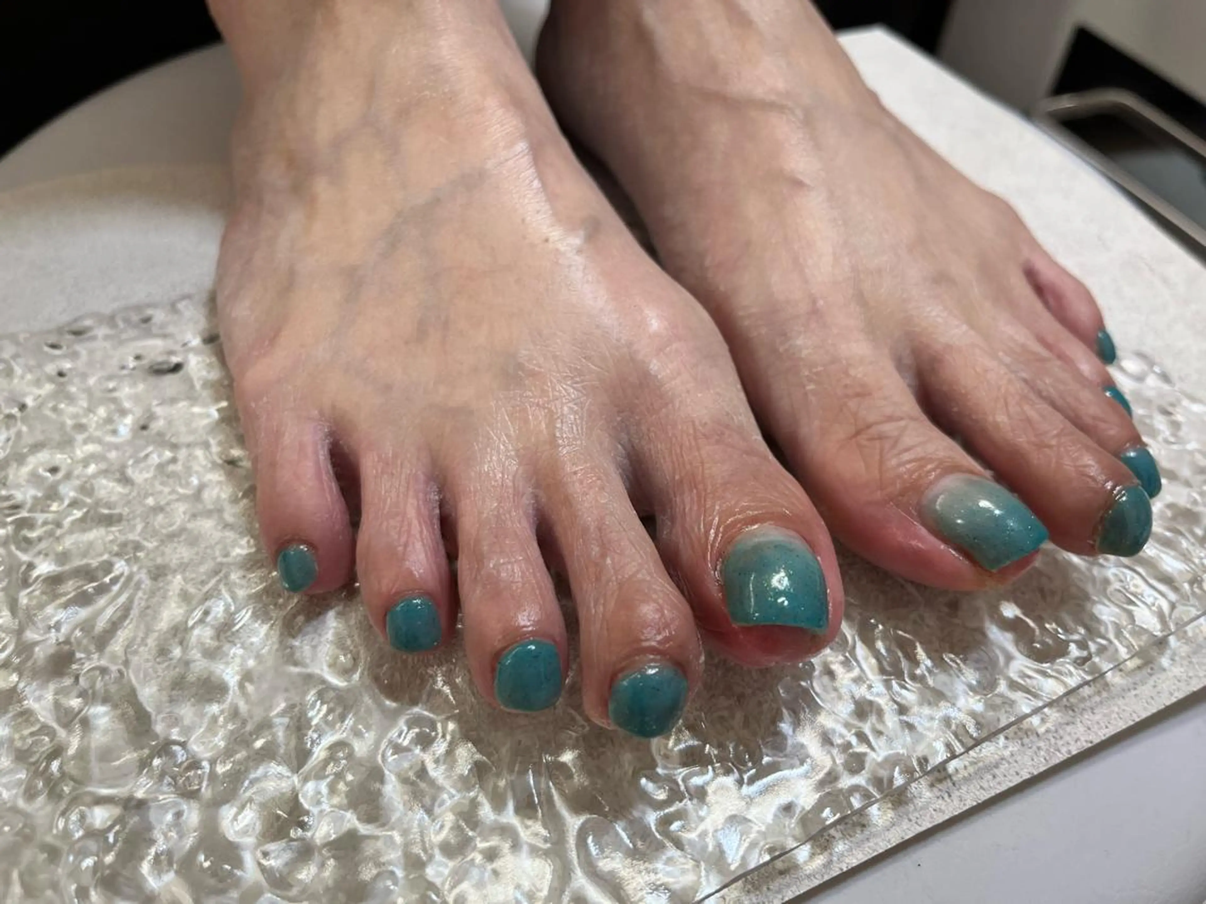 ネイル ブルー フットネイル グリーン ラメ(グリッター) ネイルサロンエーナイン平岸店所属・齋藤 英理のネイルデザイン