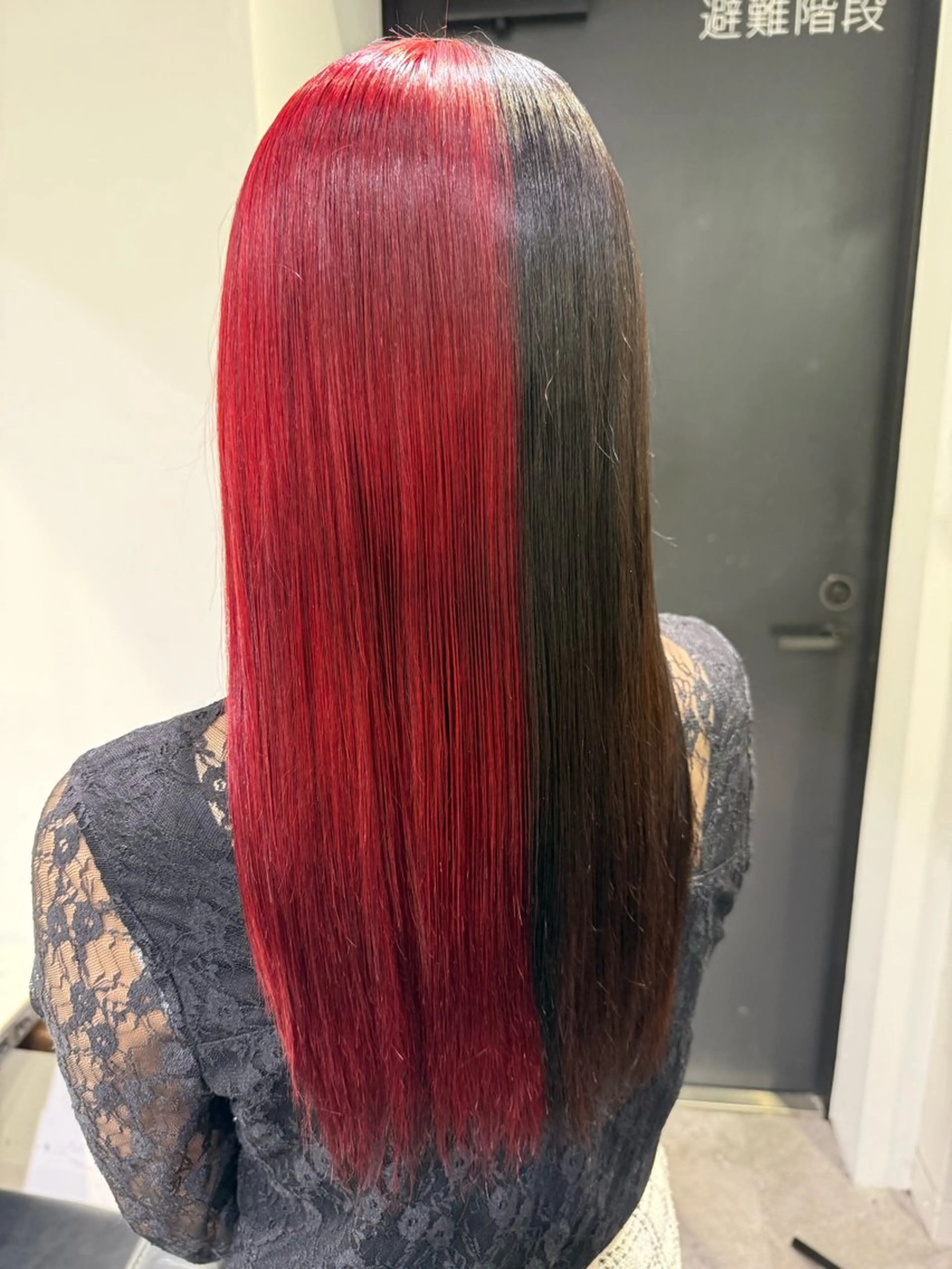 ロング カラー 黒髪 ブリーチ ケアブリーチ レッドカラー ヘアカラー トリートメント インナーカラー 推し ブリーチ  髪質改善のヘアスタイル