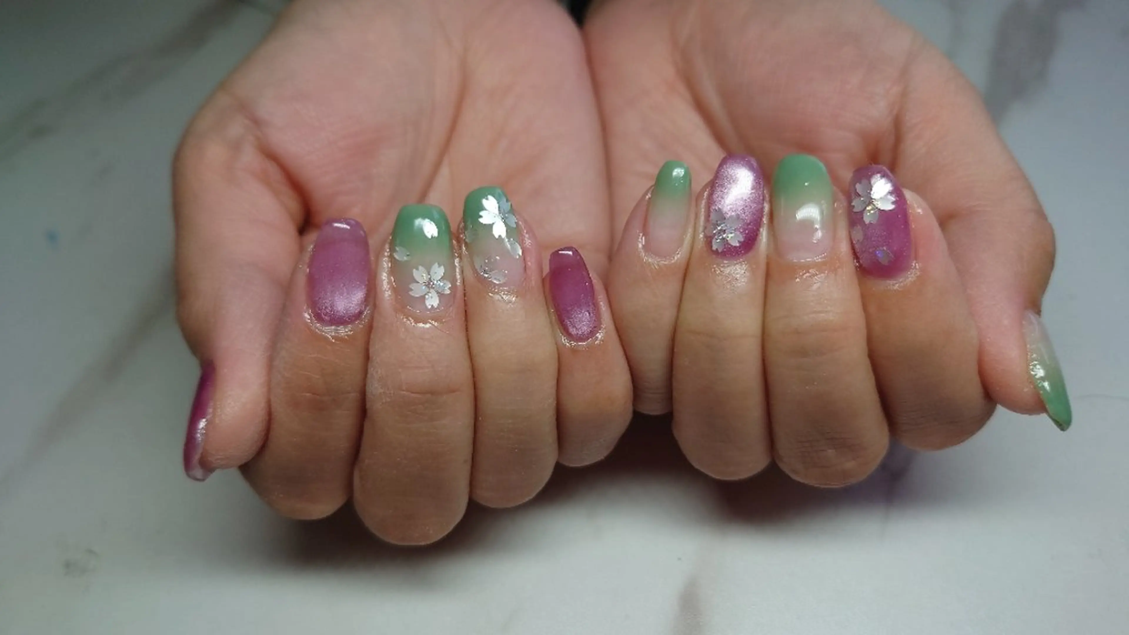 ネイル 桜ネイル グラデーション グリーン 春ネイル ハンドネイル Nailsalon AMAのネイルデザイン