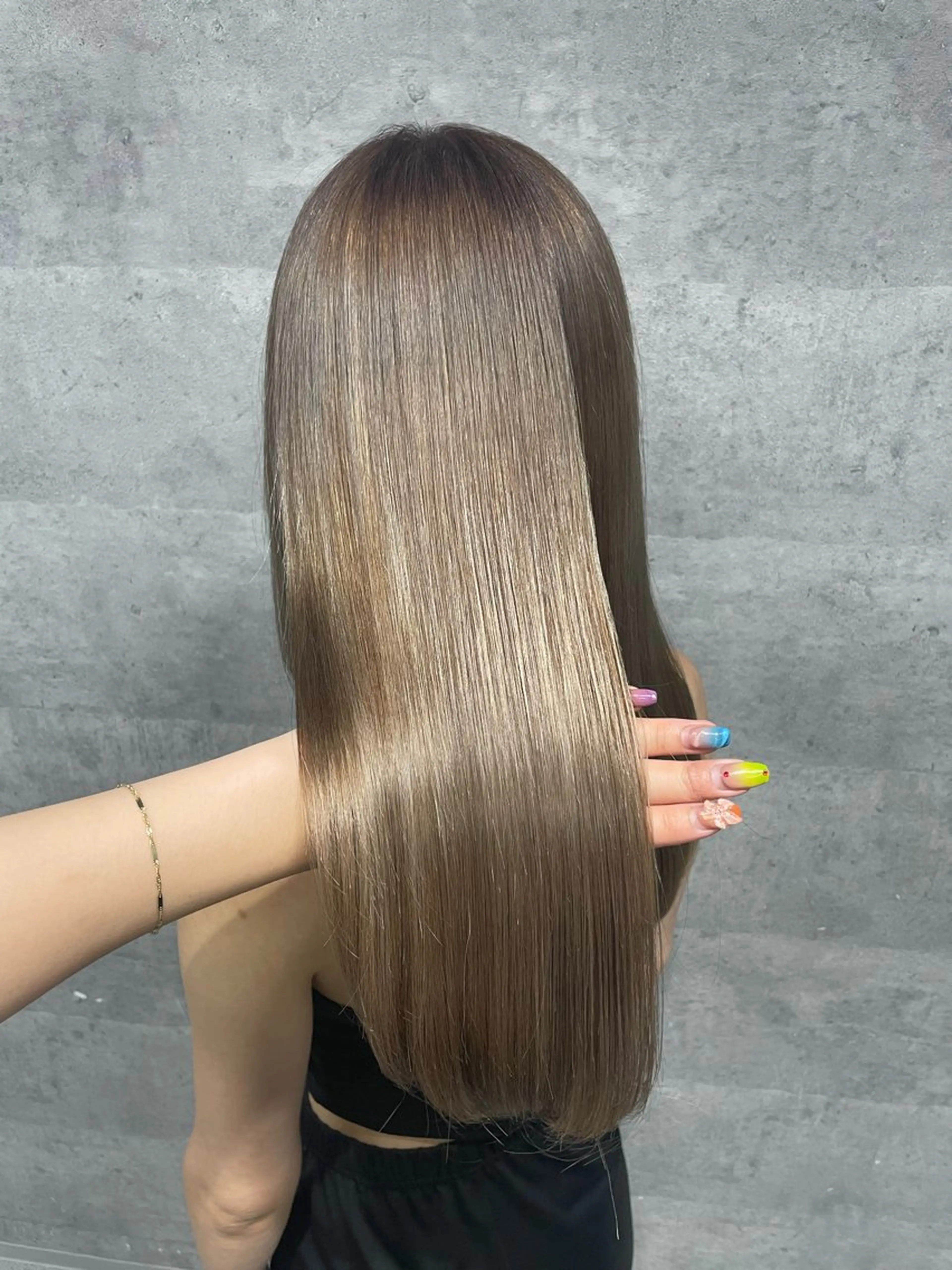 セミロング ヘアカラー 出口 千乃のヘアスタイル