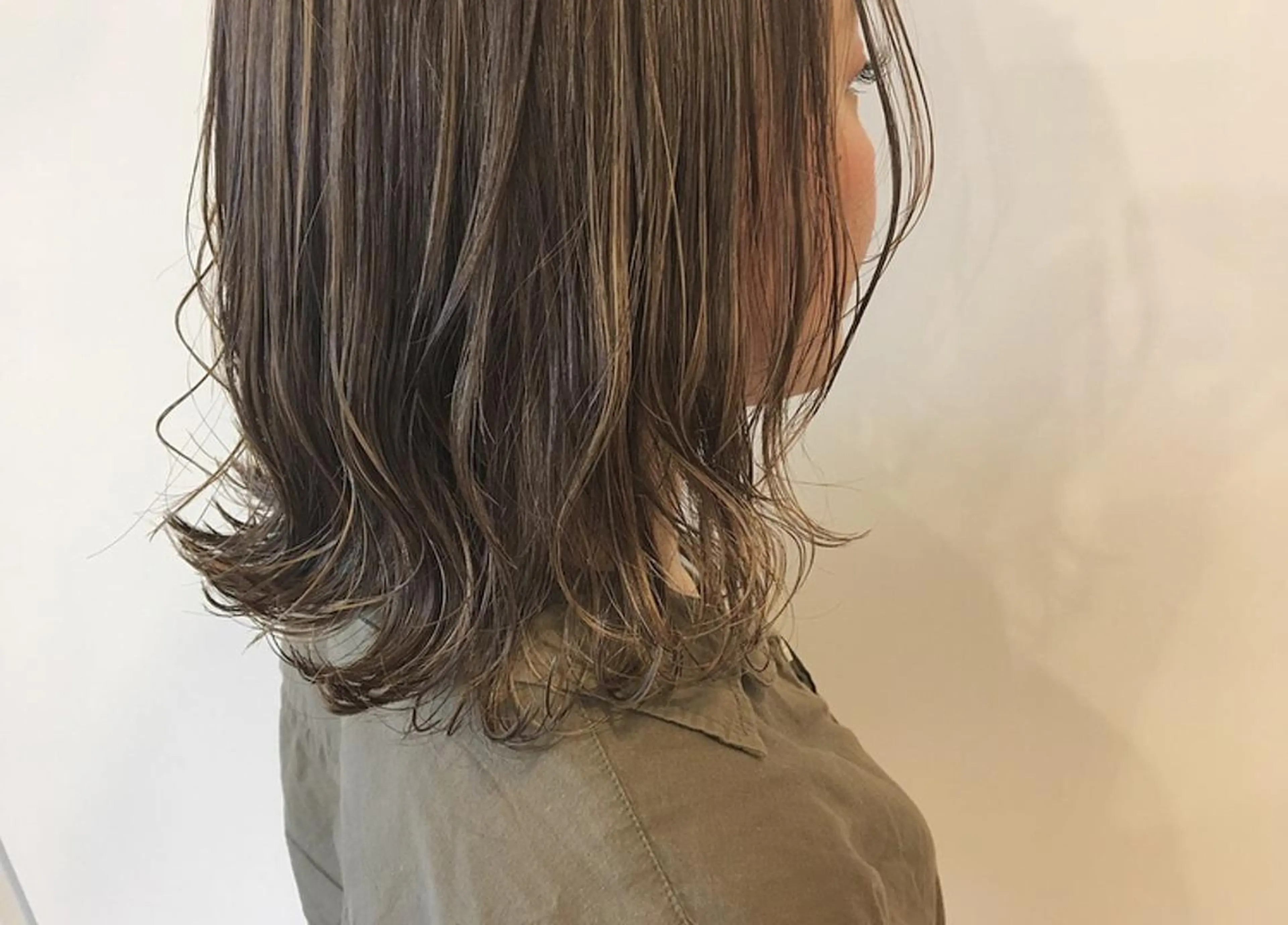 ミディアム カラー アッシュ ベージュカラー ハイライトカラー ハイライト カット ヘアカラー トリートメント 鈴木 翔梧のヘアスタイル