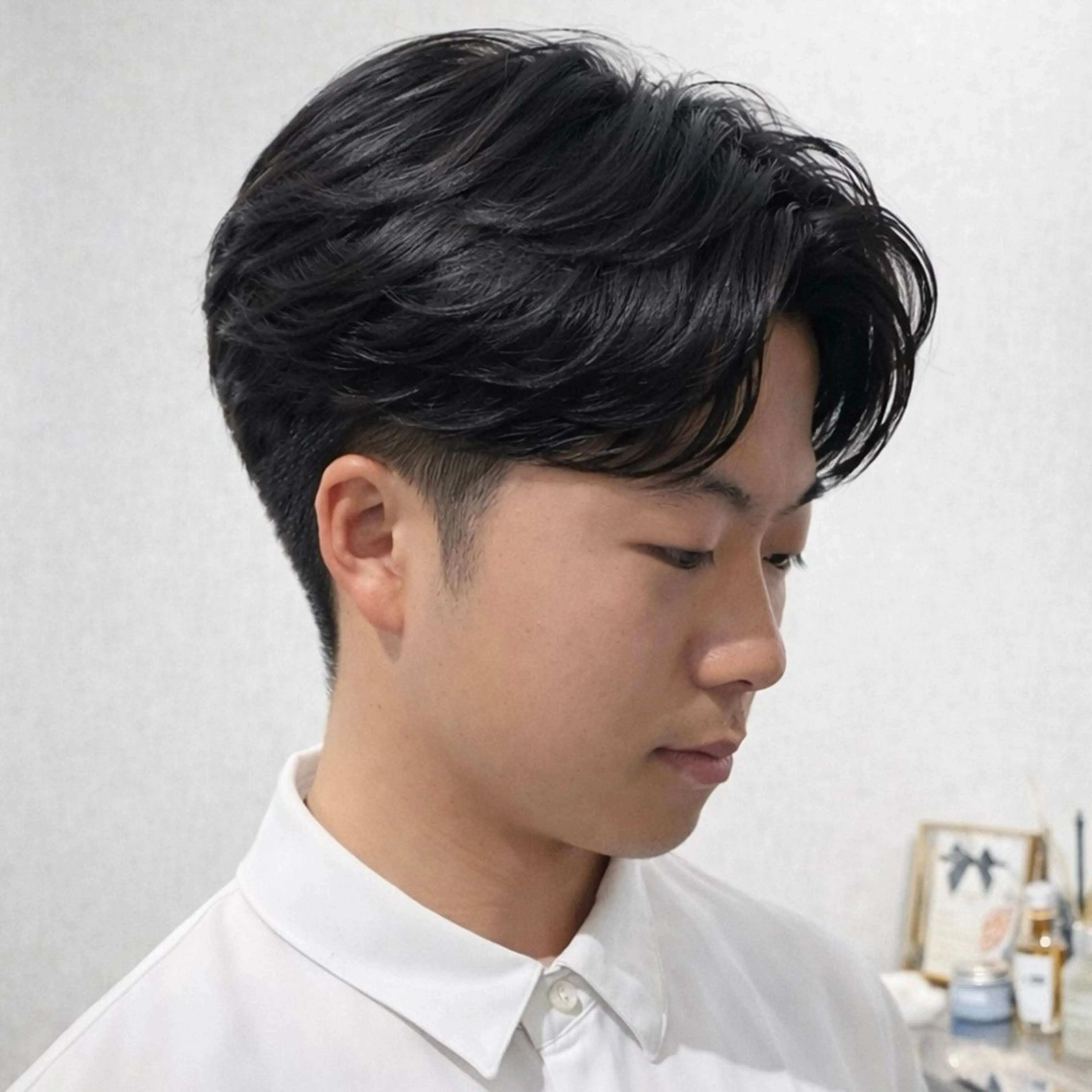 ミディアム メンズ ミディアムパーマ ビジネス センターパート メンズパーマ センターパート/ニ ュアンスパーマのヘアスタイル