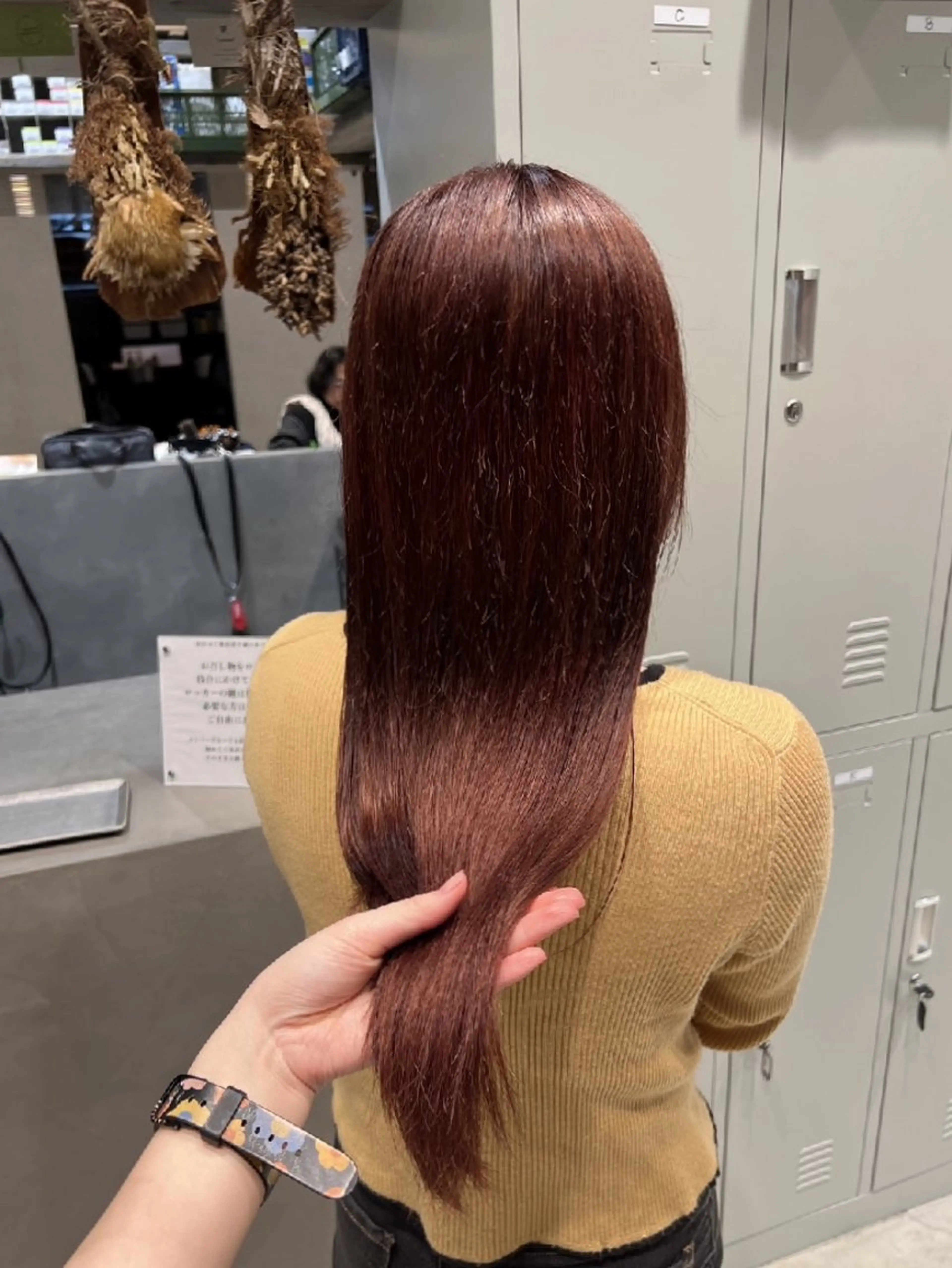ロング カラー ボルドーカラー 亀田 幸美のヘアスタイル