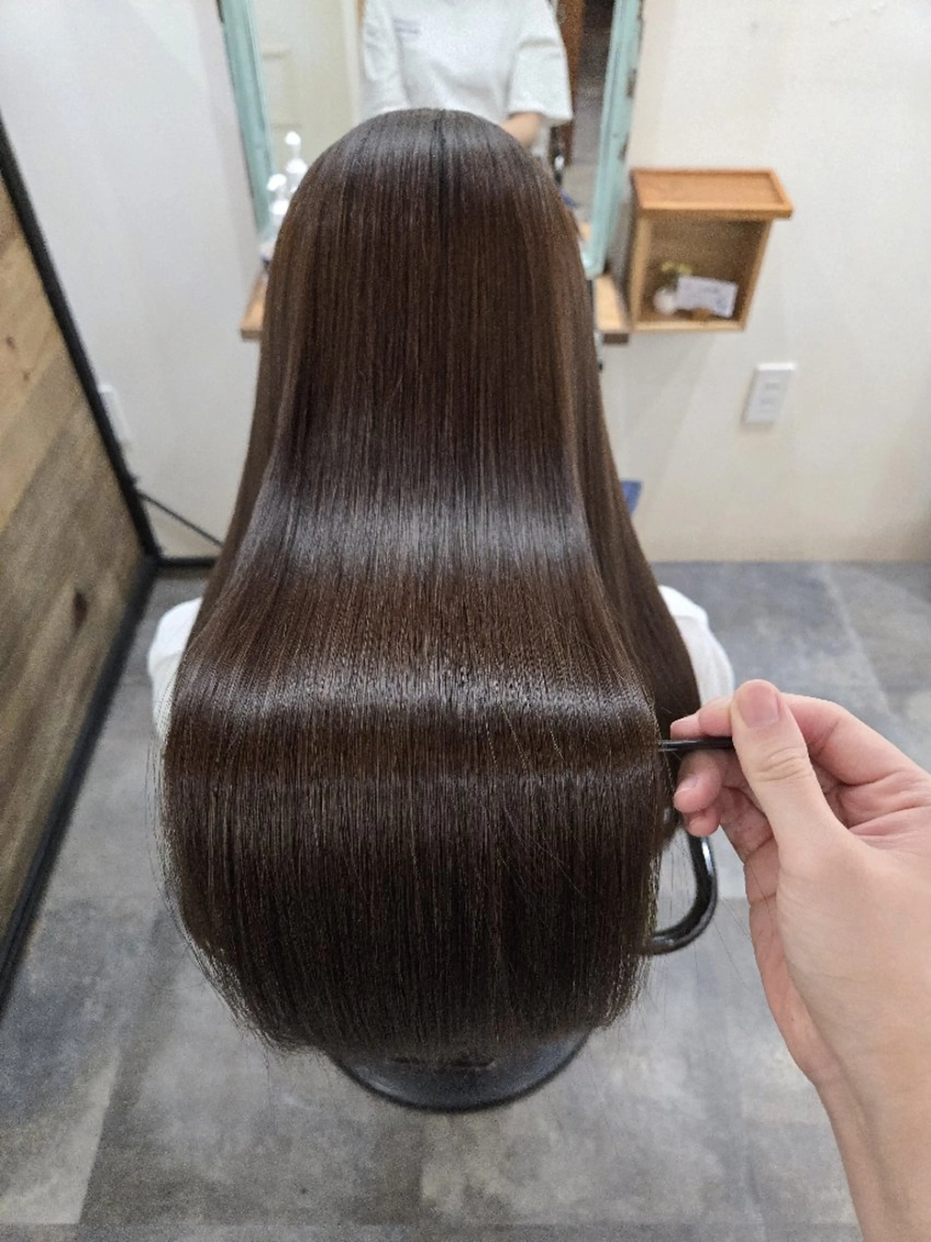 【ダメージレスにうねりクセ解消✨】うる艶酸性ストレート＋トリートメントの写真