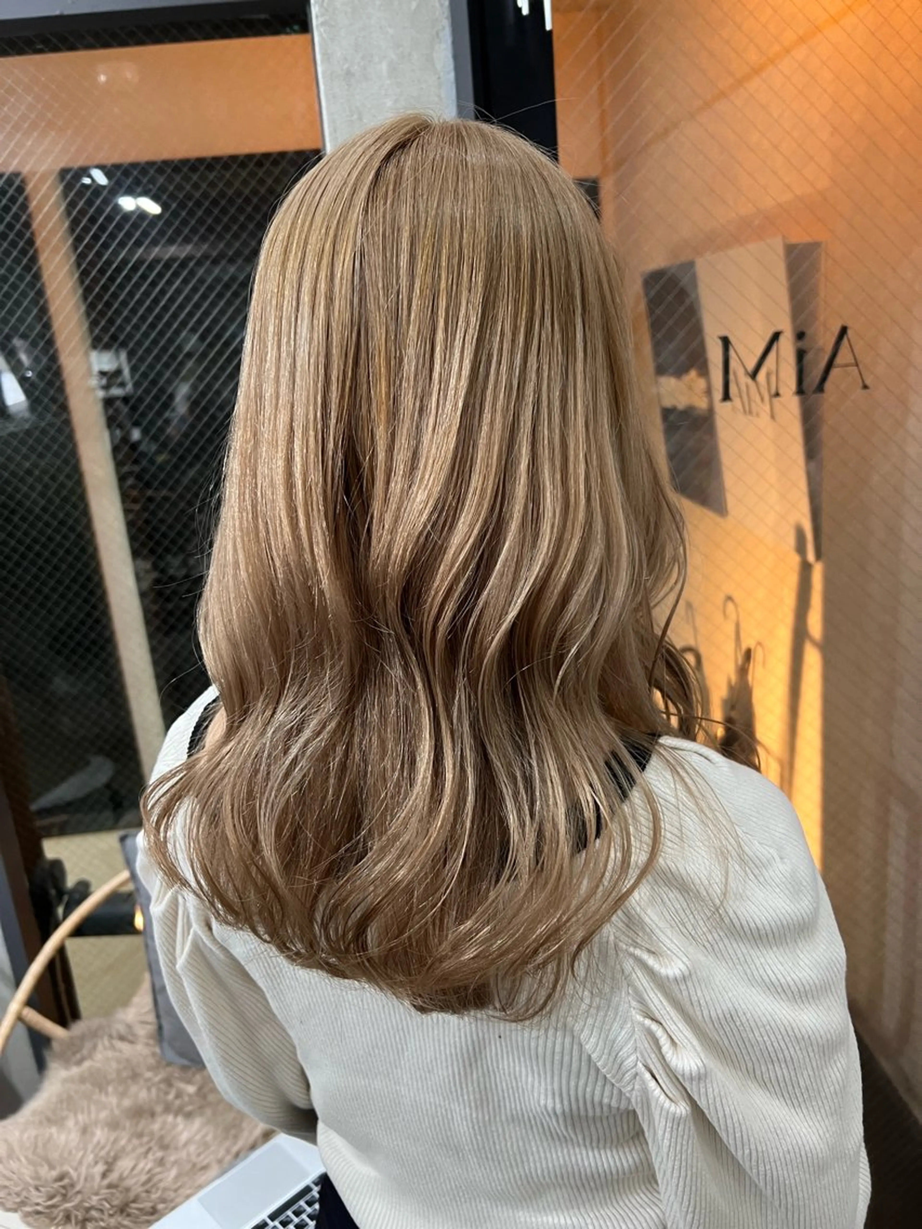 ミディアム maya レイヤーカットのヘアスタイル