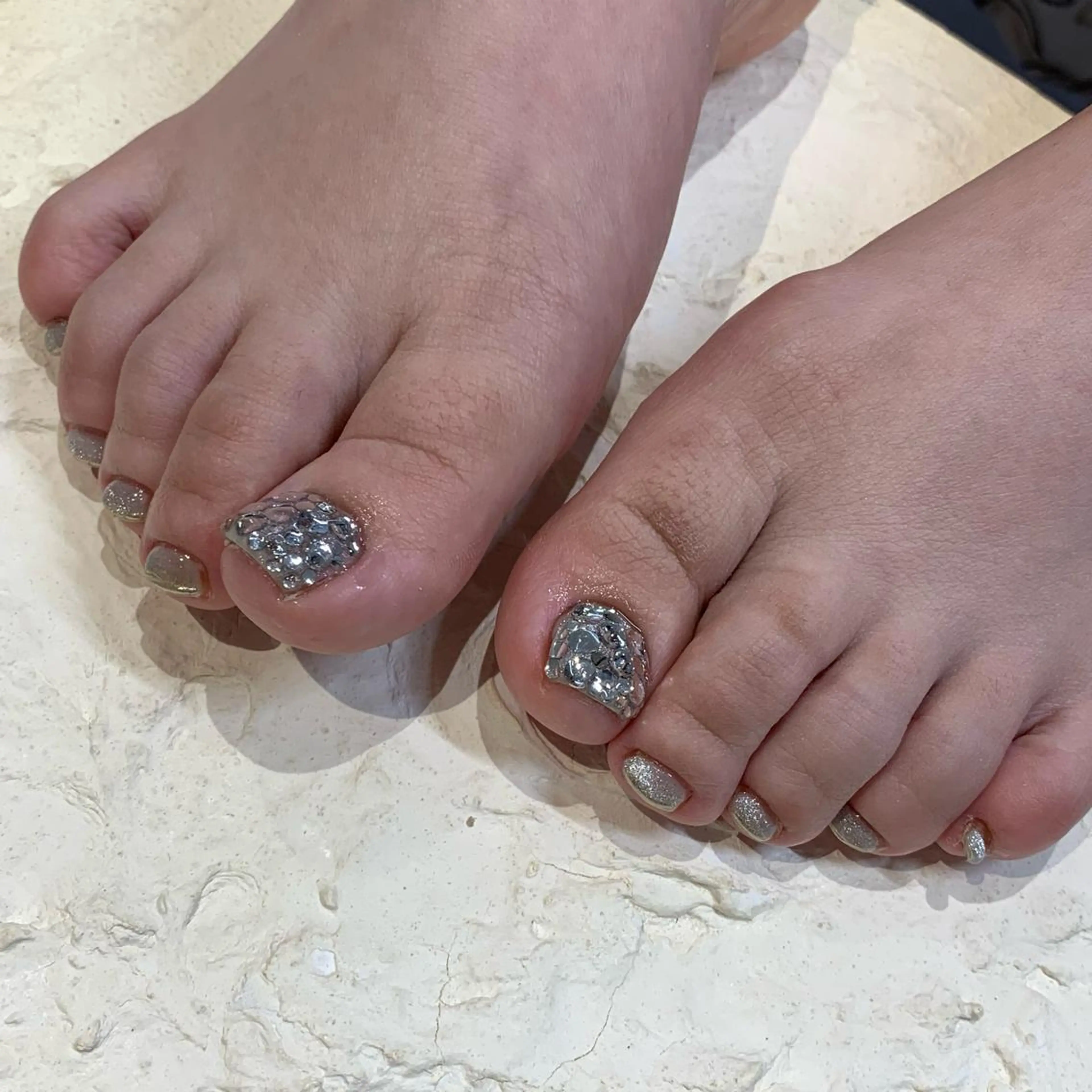 ネイル ストーンネイル マキノ ユイのネイルデザイン