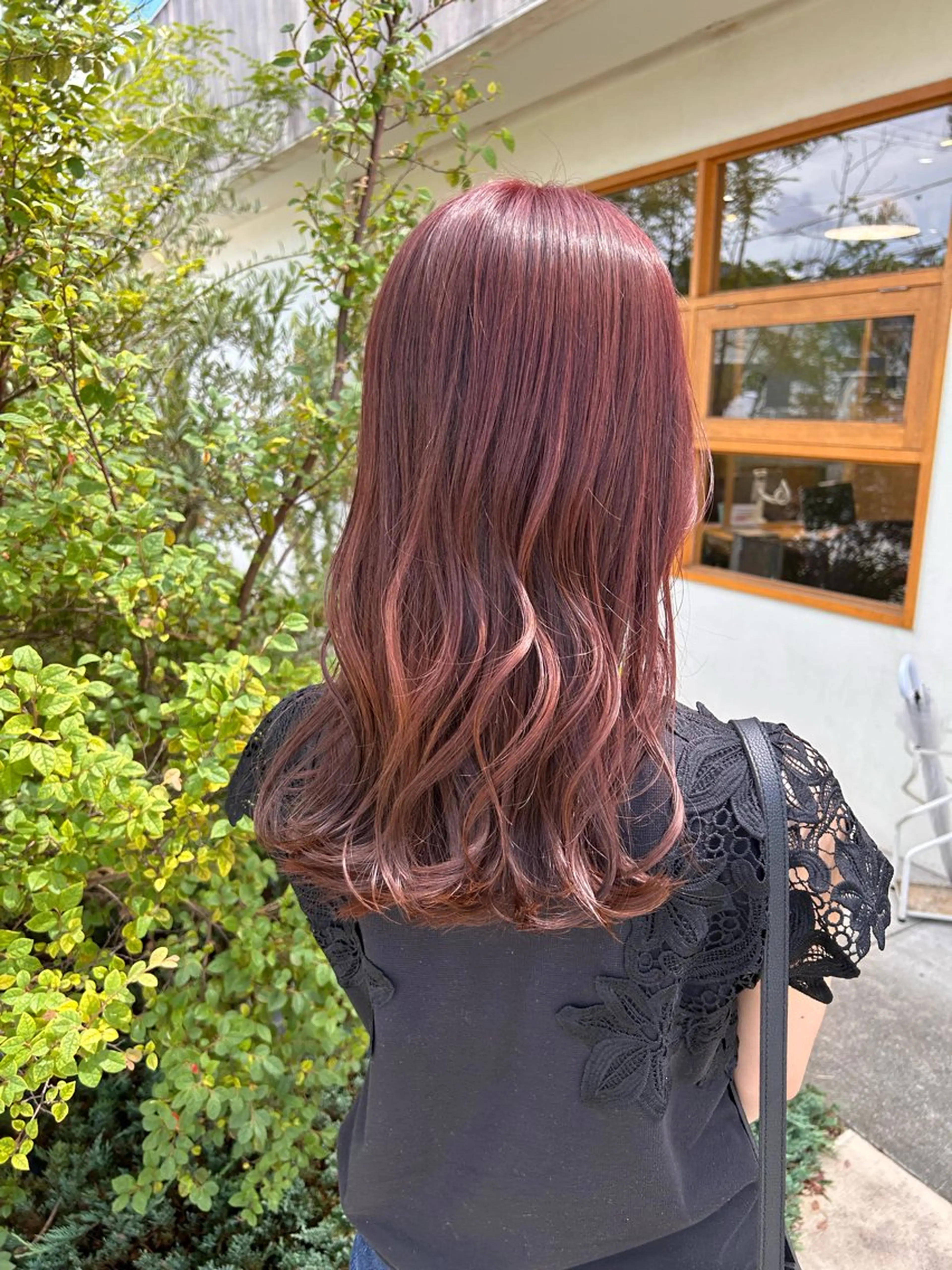 ミディアム カラー ブリーチ ブラウンカラー ピンクカラー ピンクブラウン 山本 知佳のヘアスタイル