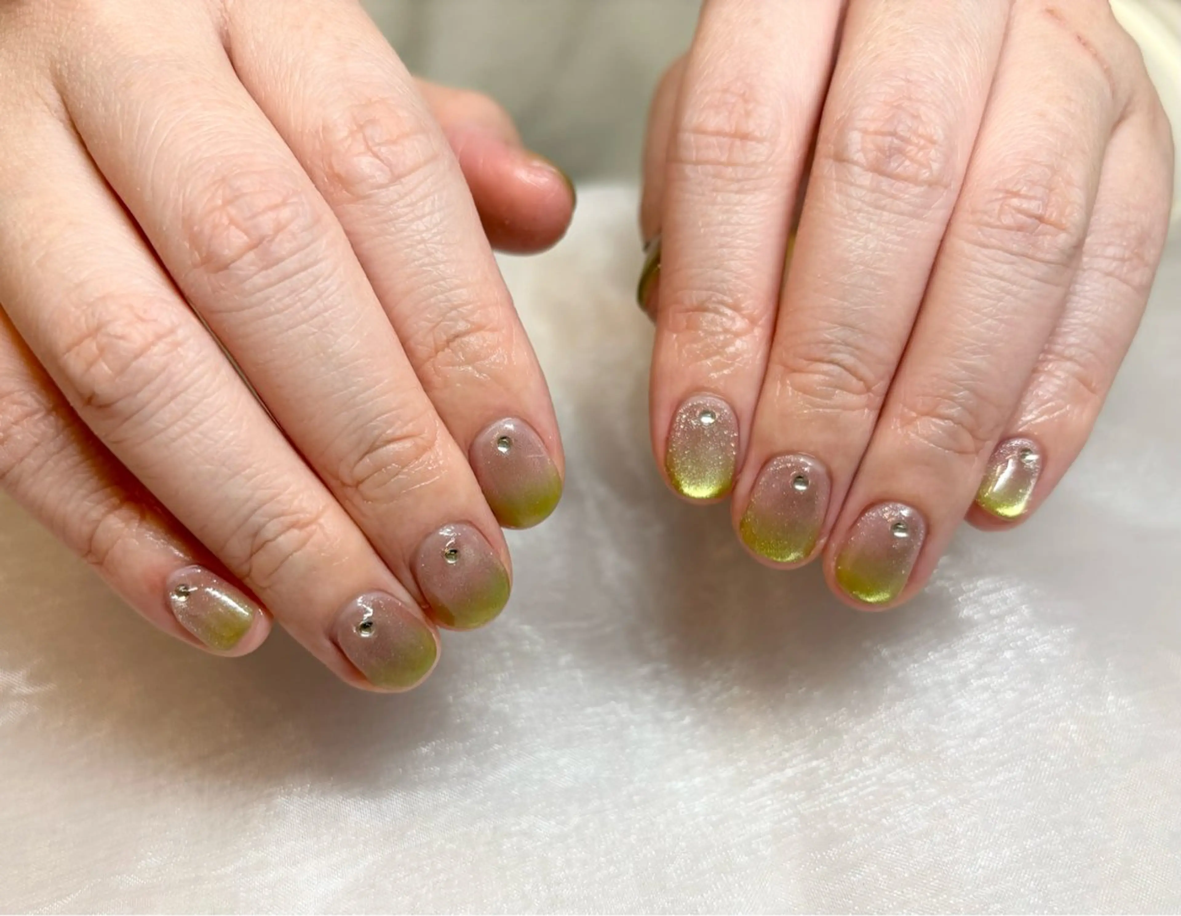 ネイル 桜ネイル グラデーション グリーン キラキラネイル マグネットネイル ハンドネイル solna_ yuのネイルデザイン