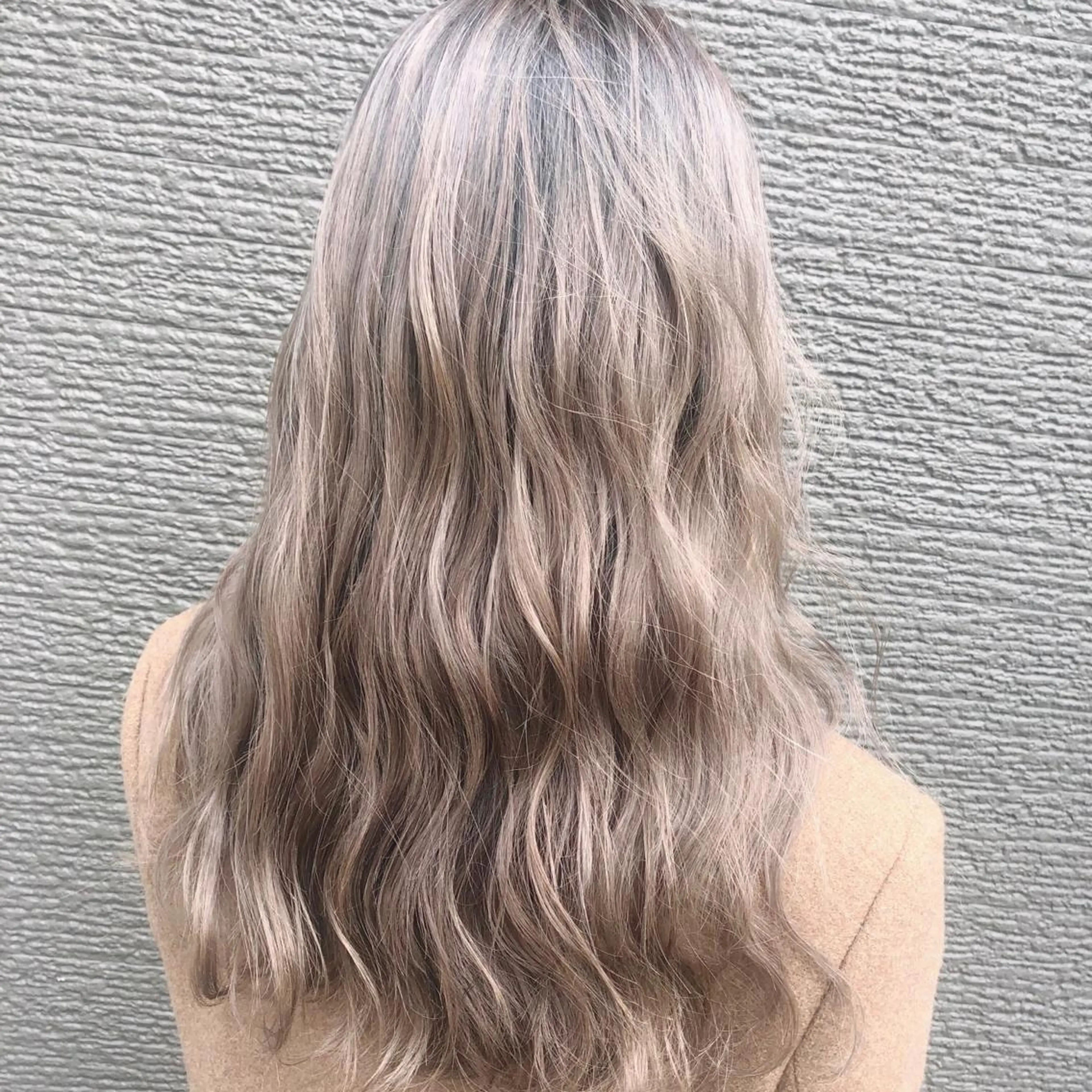 ロング カラー ベージュカラー ハイトーンカラー ハイトーンベージュ ヘアカラー Rina  のヘアスタイル