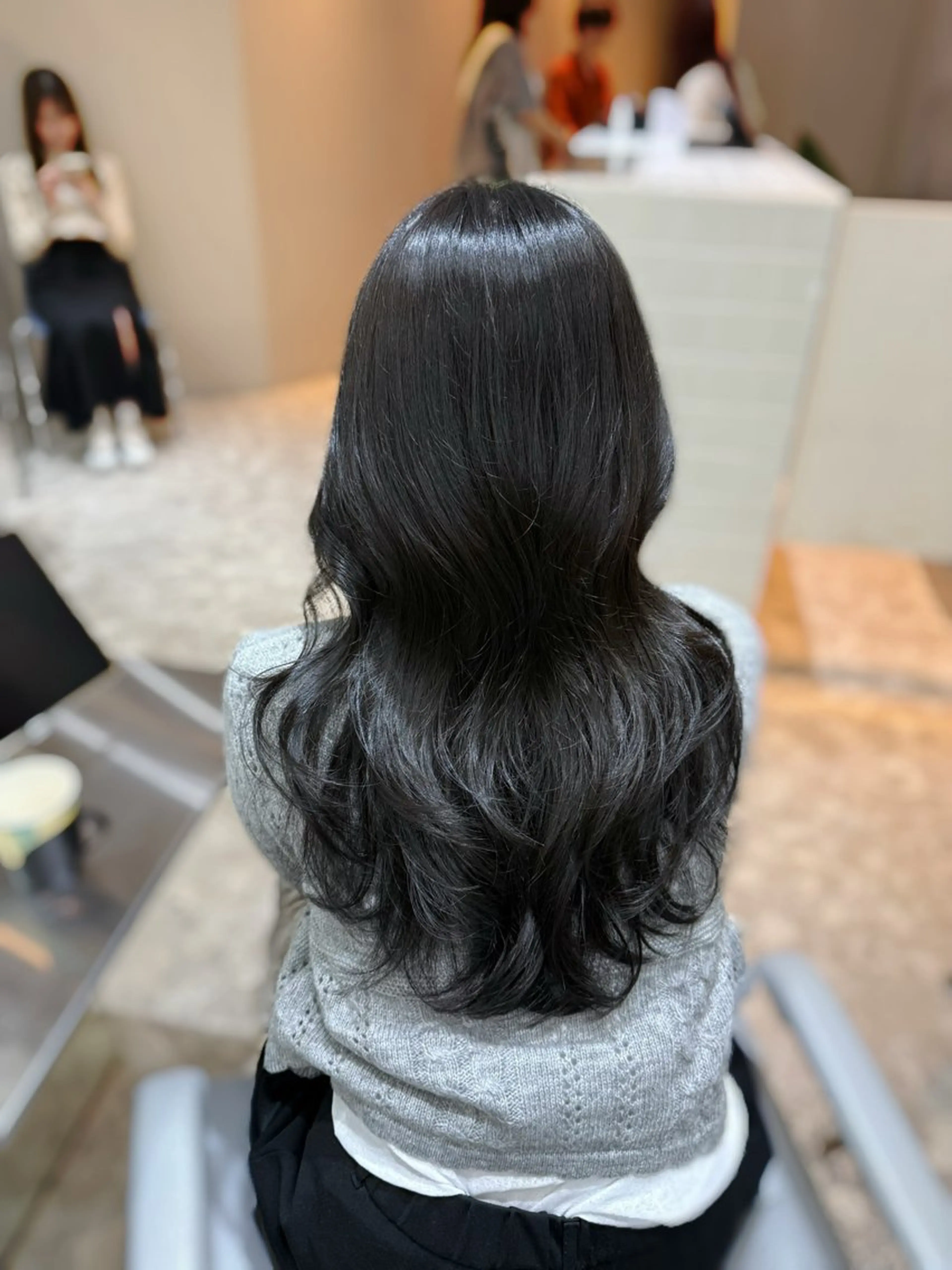 ロング カラー グレージュ レイヤーカット 🖤 Aya 🖤 Zina 梅田茶屋町のヘアスタイル