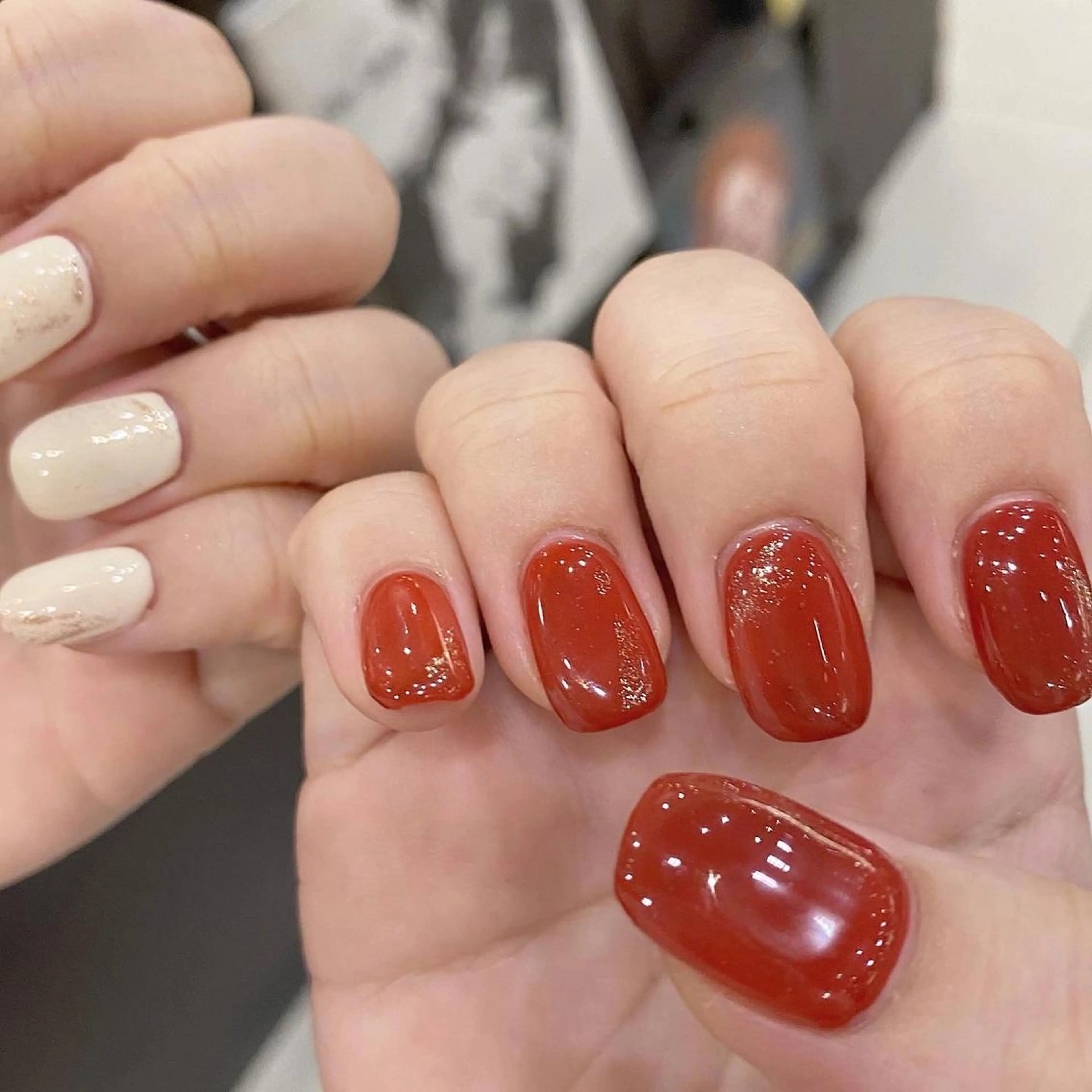 ネイル ボルドー ラメ(グリッター) ワンカラーネイル オレンジ 赤色 ハンドネイル 似合わせ提案サラ艶♡ 彩華のヘアスタイル