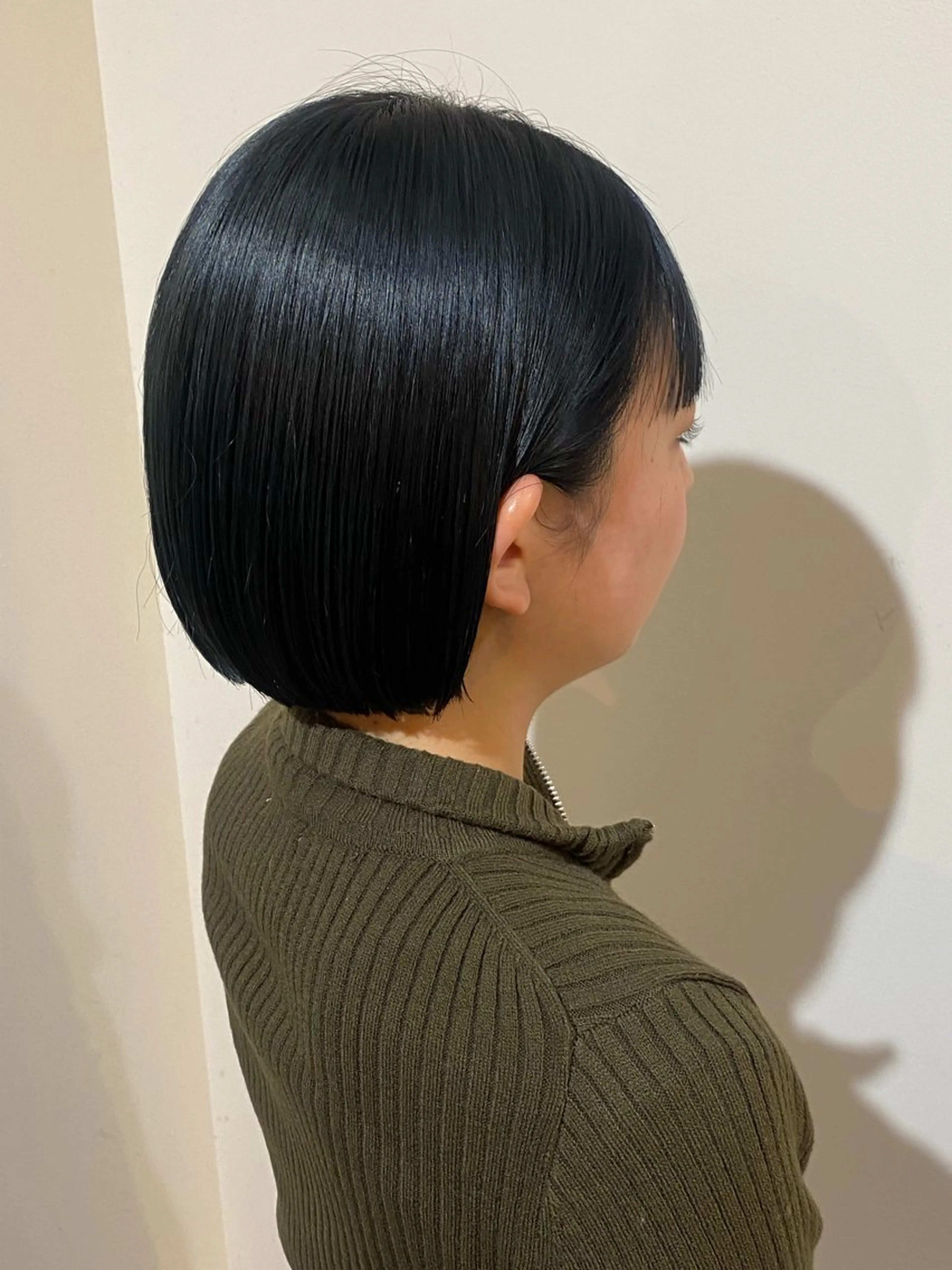 カラー 黒髪 ブルーカラー ブルーブラック ボブ COLO✨️ 白川綺香のヘアスタイル