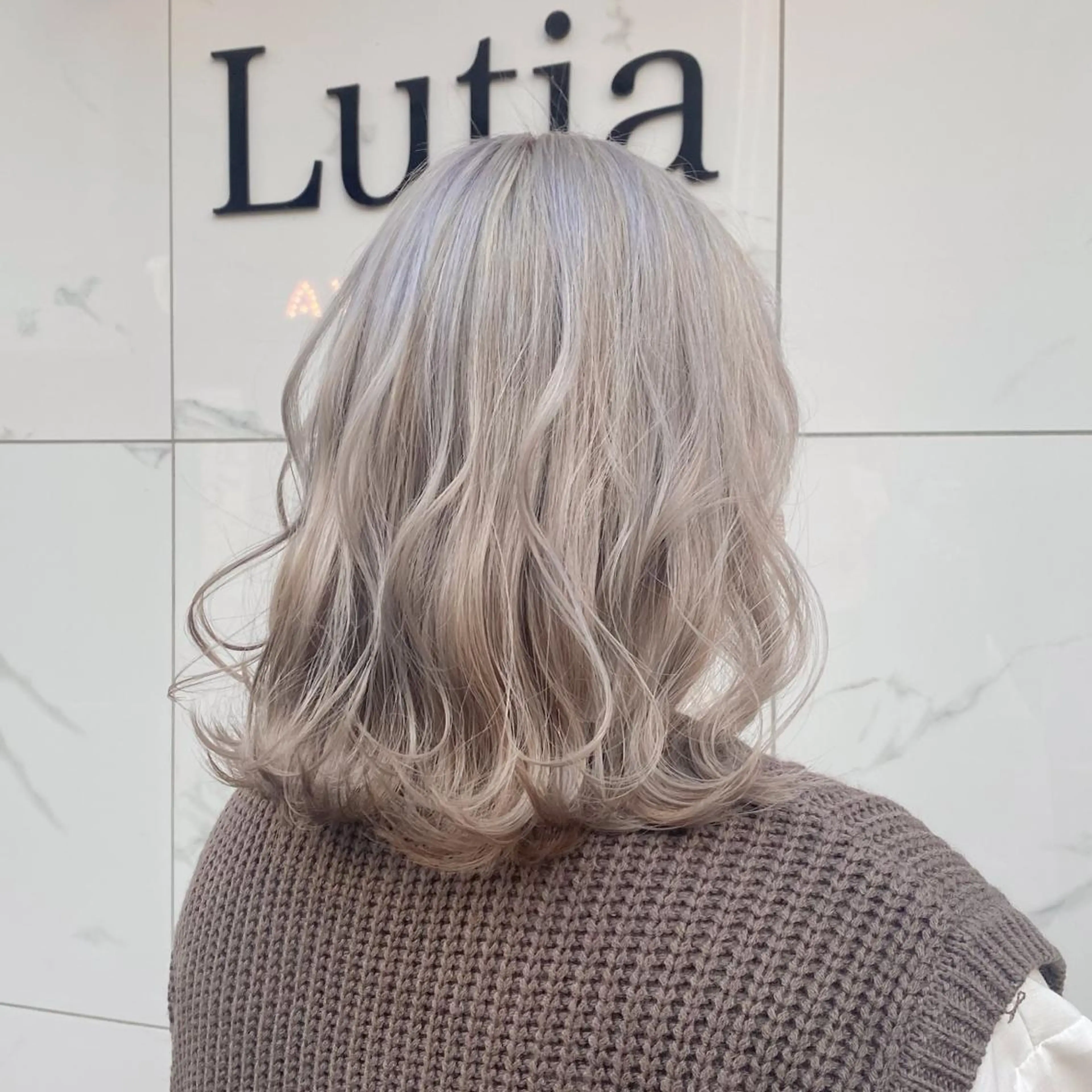 ミディアム カラー ヘアアレンジ ベージュカラー ダブルカラー ミルクティーベージュ ホワイトミルクティーベージュ youres hair東新宿店所属・新宿⌇韓国風ヘア ⌇透明感カラーのヘアスタイル