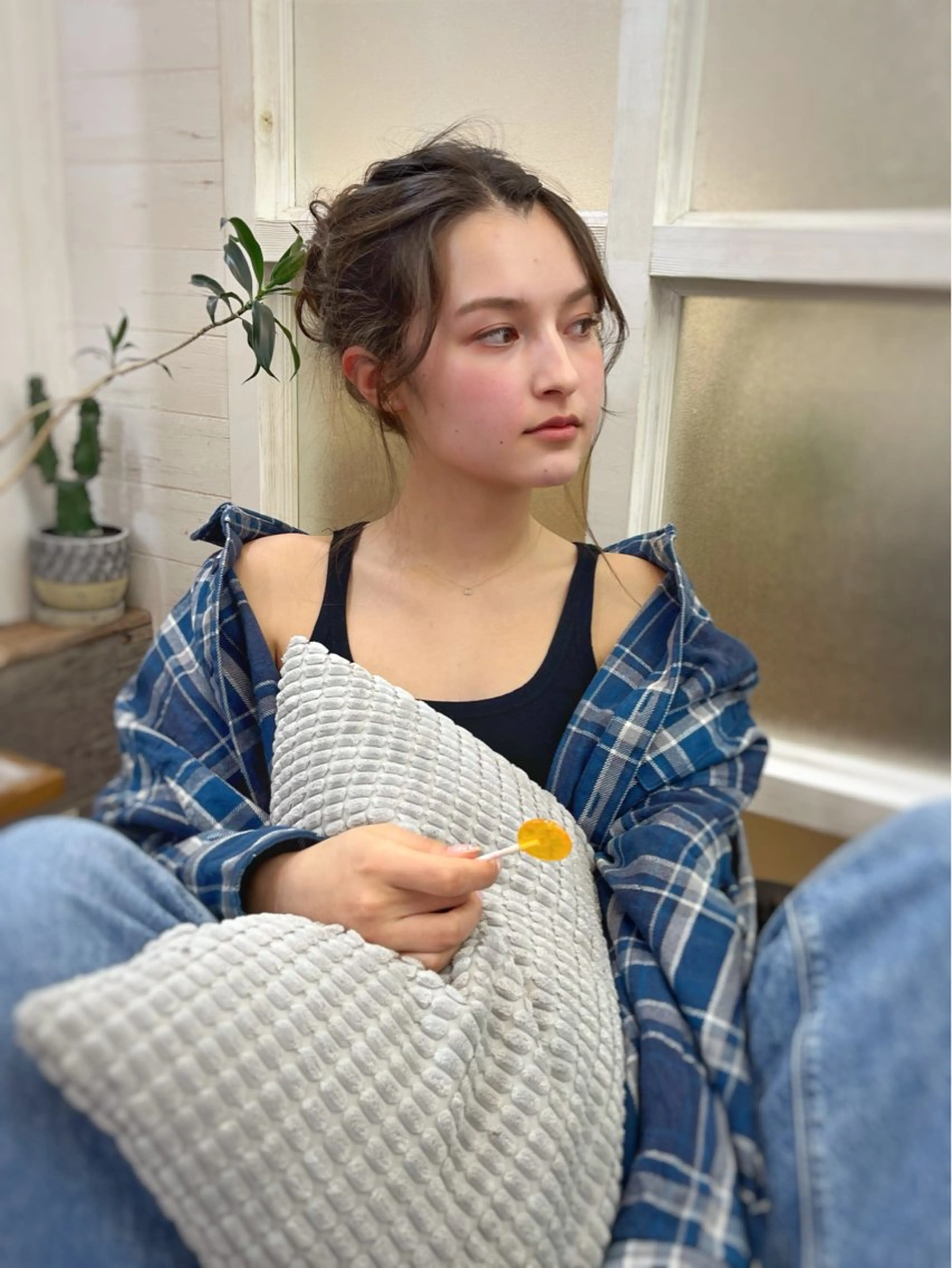 セミロング カラー パーマ ヘアアレンジ 透明感カラー 顔周りカット レイヤーカット カット ヘアカラー トリートメント ヘッドスパ ヘアセット 二ヶ月綺麗が続く デザイン/星野六三四のヘアスタイル