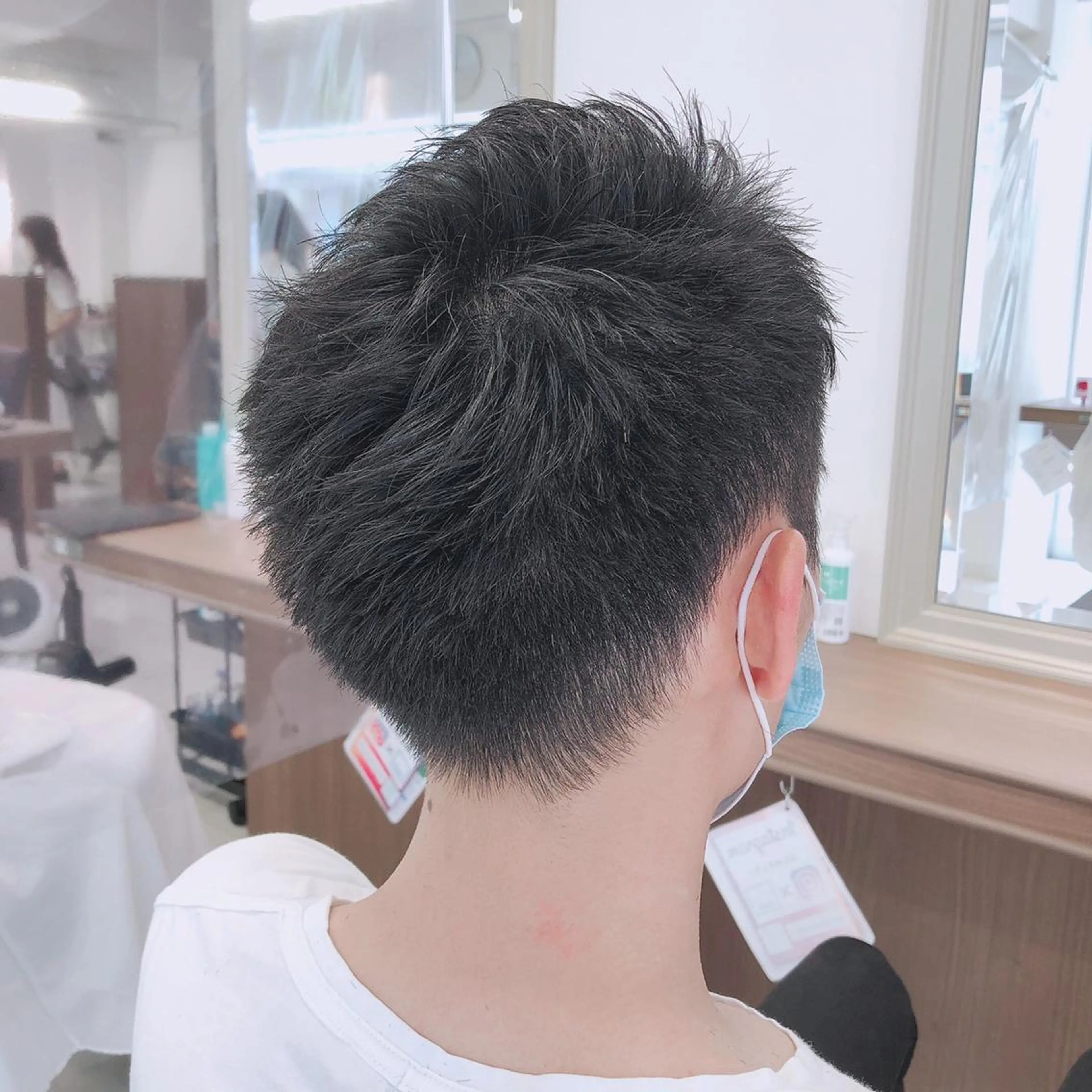 メンズ 渡部凌我 小顔ウルフ ハイトーンカラーのヘアスタイル