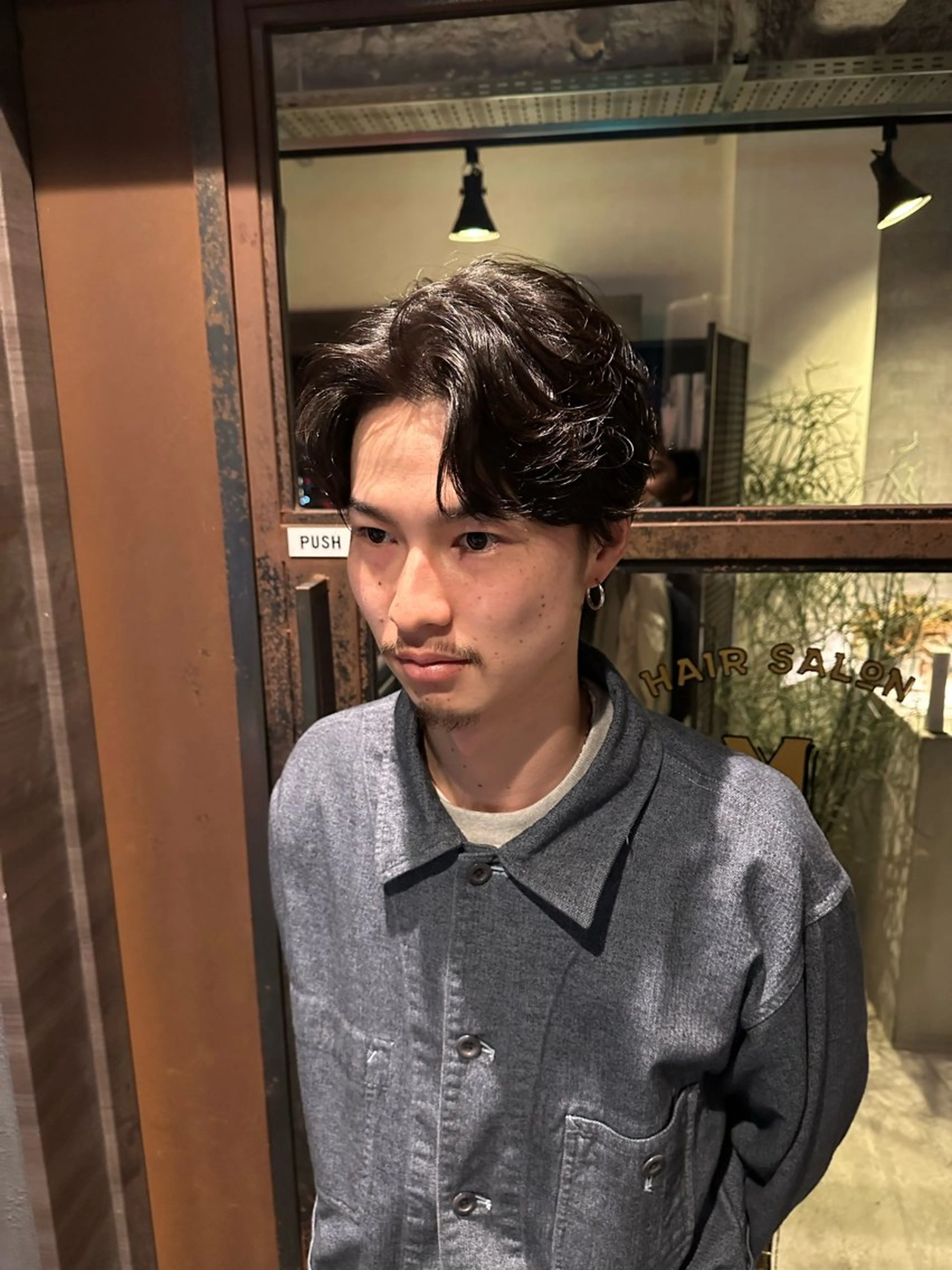 ミディアム パーマ メンズ ミディアムパーマ センターパート メンズパーマ カット パーマ 俵 知広のヘアスタイル