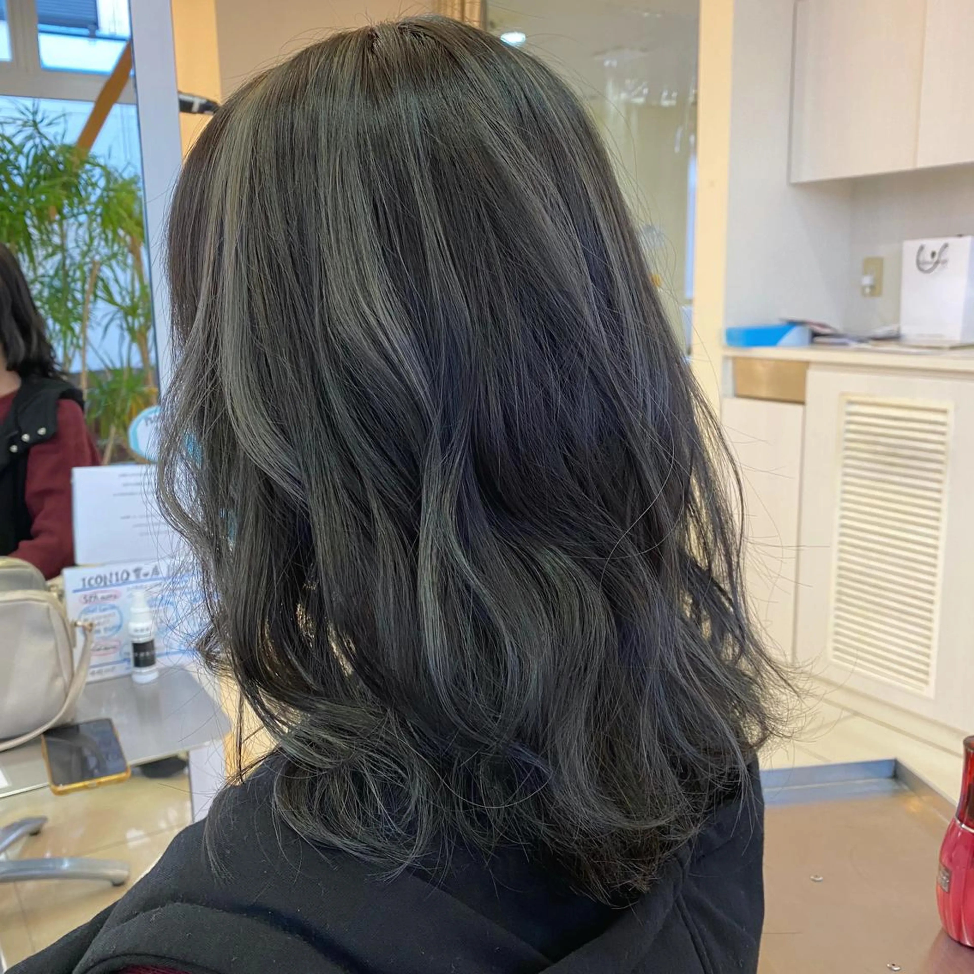 セミロング カラー 牧野 佳樹のヘアスタイル