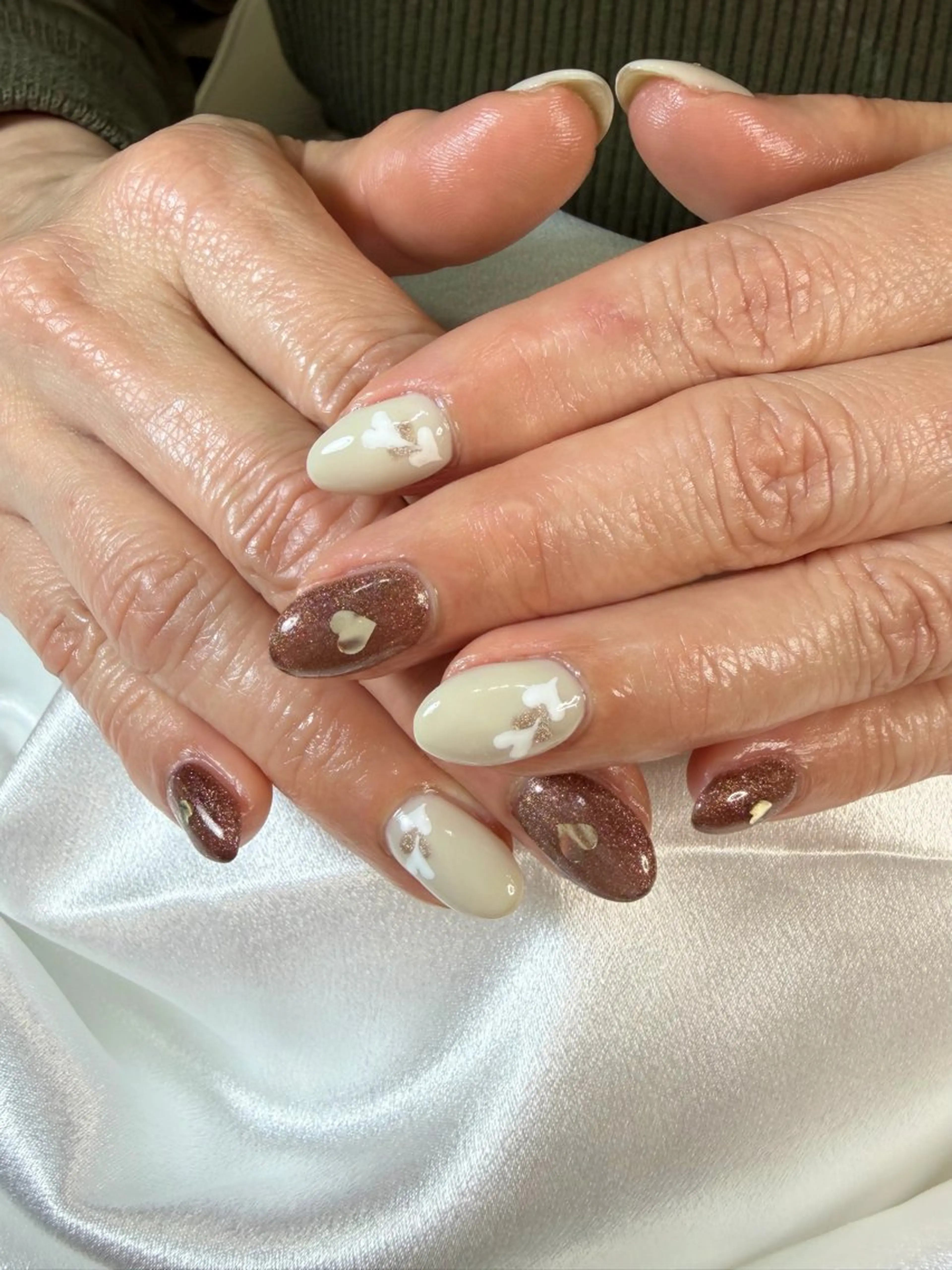 ネイル ブラウン ハート キラキラネイル マグネットネイル バレンタイン ハンドネイル iro+ nailのネイルデザイン