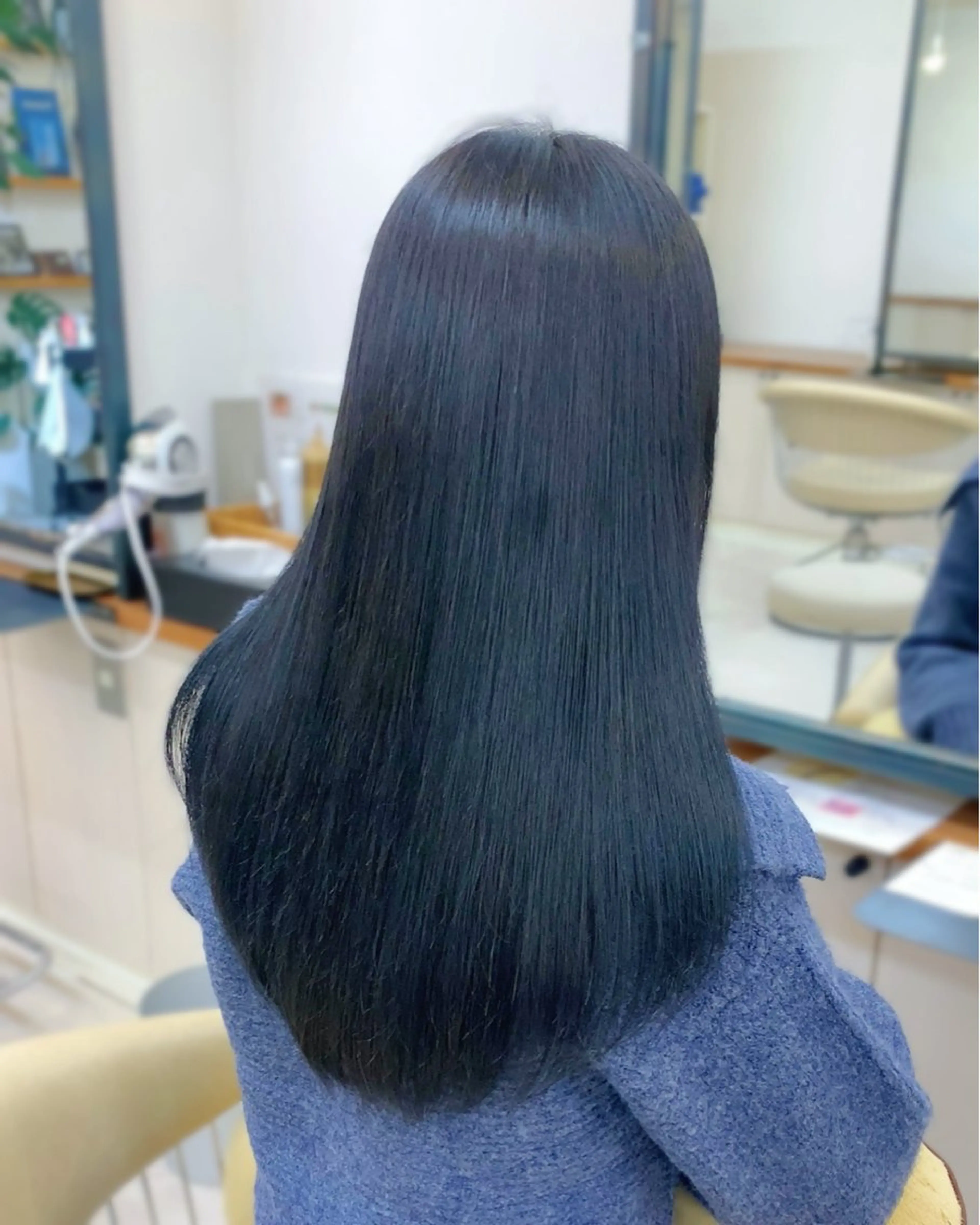 ロング カラー 黒髪 ブリーチ ブルーカラー ブルーブラック ブリーチなしカラー 新田 琴美/ レイヤー/透明感のヘアスタイル