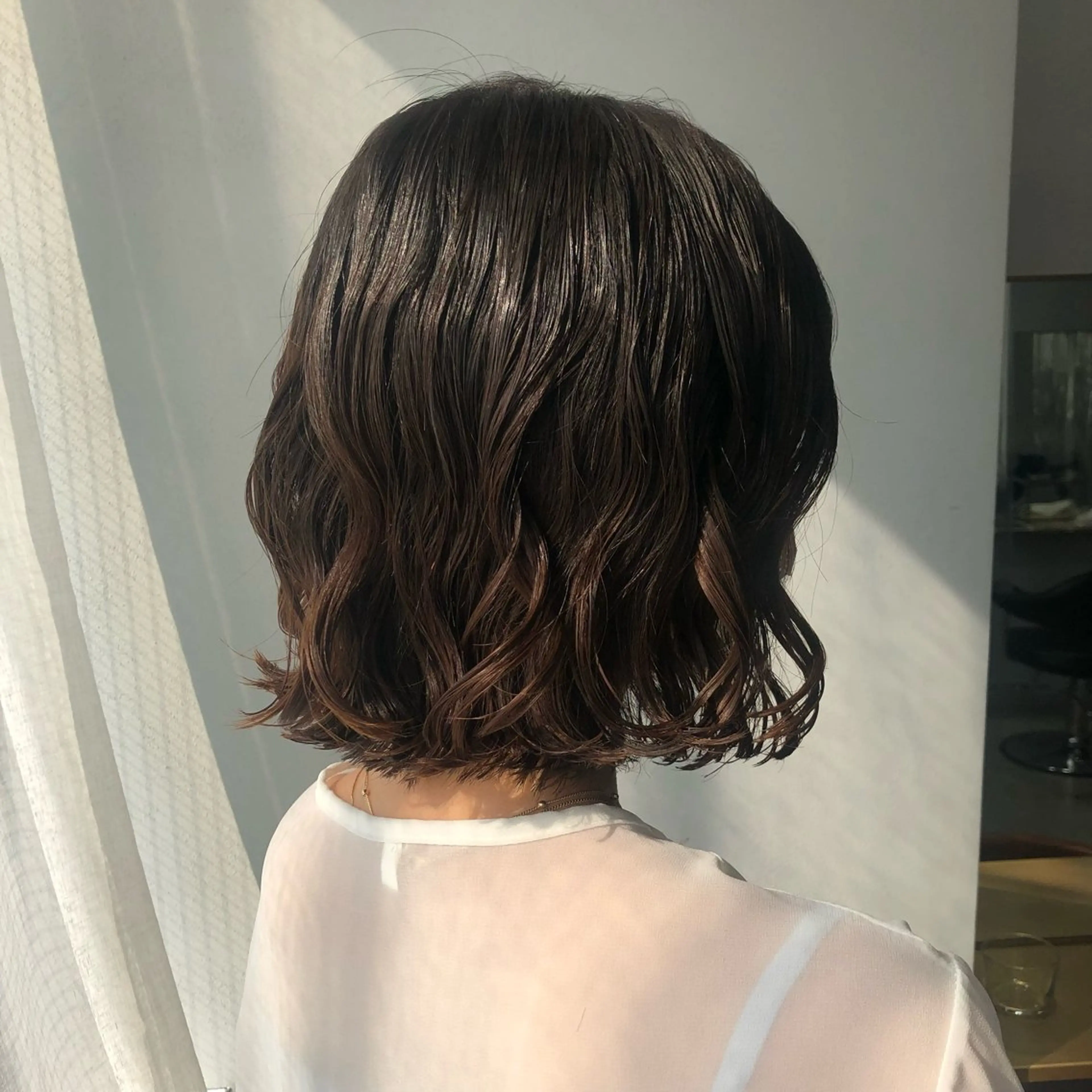 ミディアム パーマ 曲がる縮毛矯正 センターパートのヘアスタイル