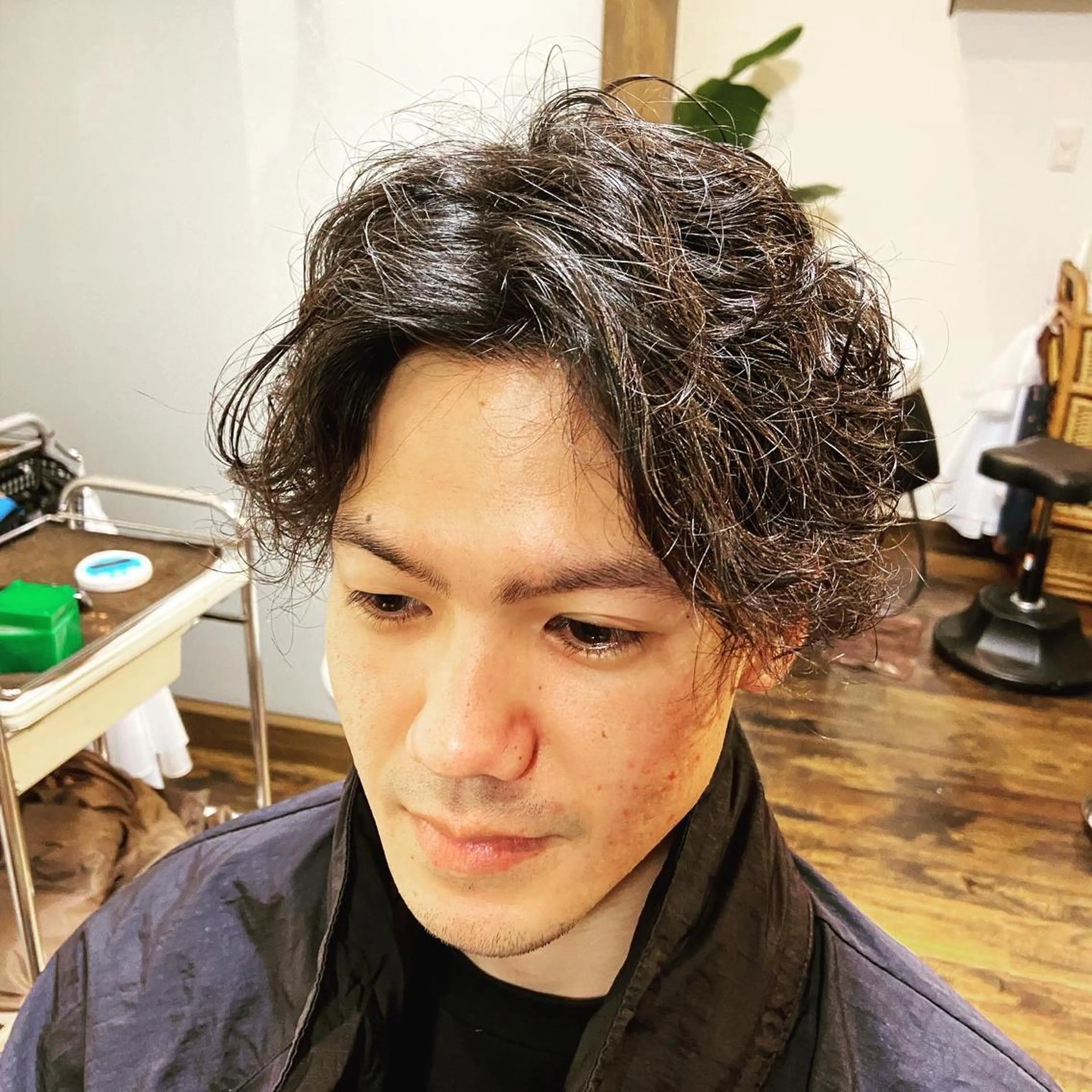 ショート パーマ メンズ センターパート メンズパーマ スパイラルパーマ カット パーマ 勝崎 優志のヘアスタイル