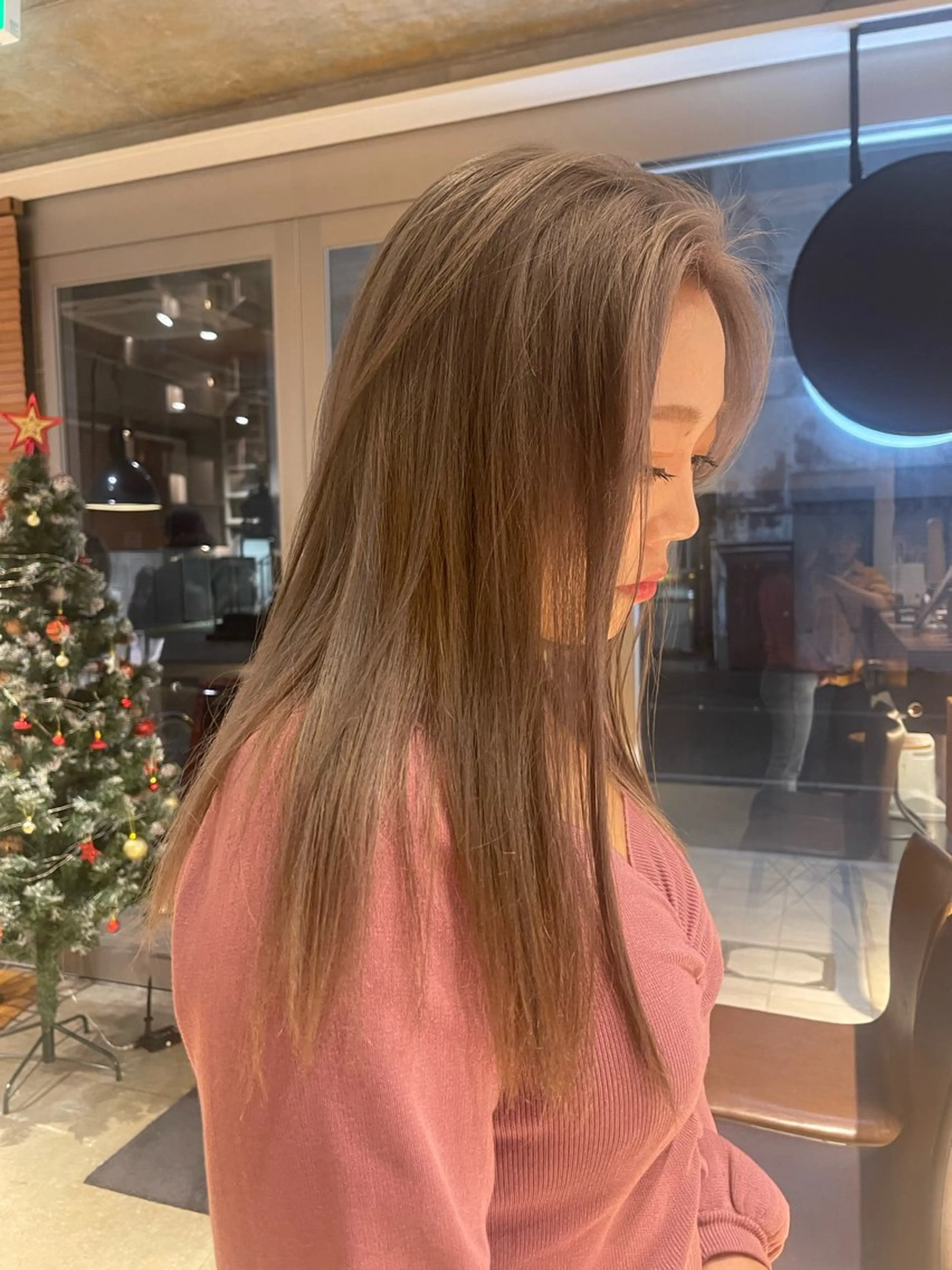 セミロング ヘアカラー 🫧うる艶レイヤー /グレージュ🪐リサのヘアスタイル