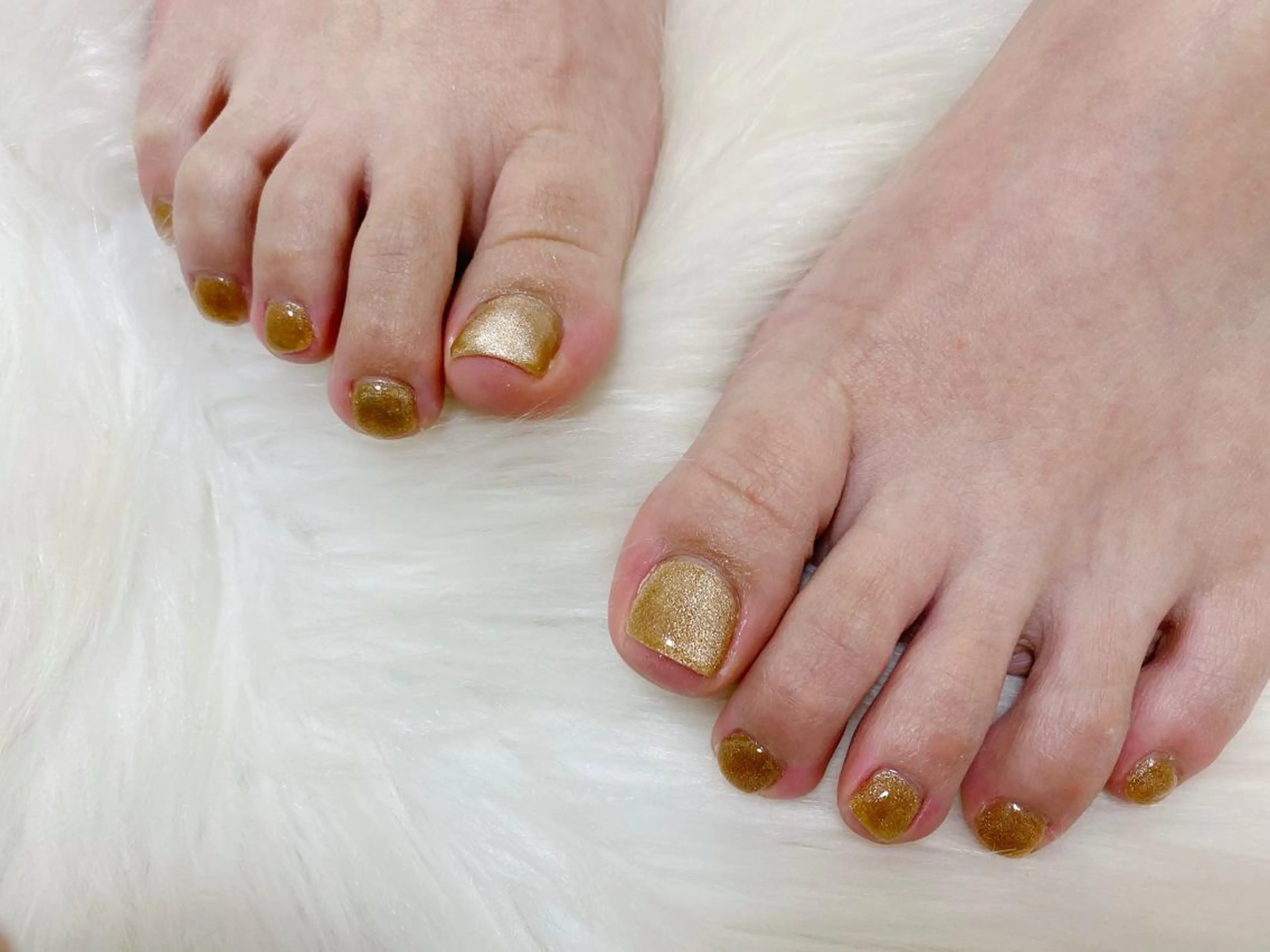 ネイル マグネットネイル 黄色 フットネイル mogunail &blowのネイルデザイン