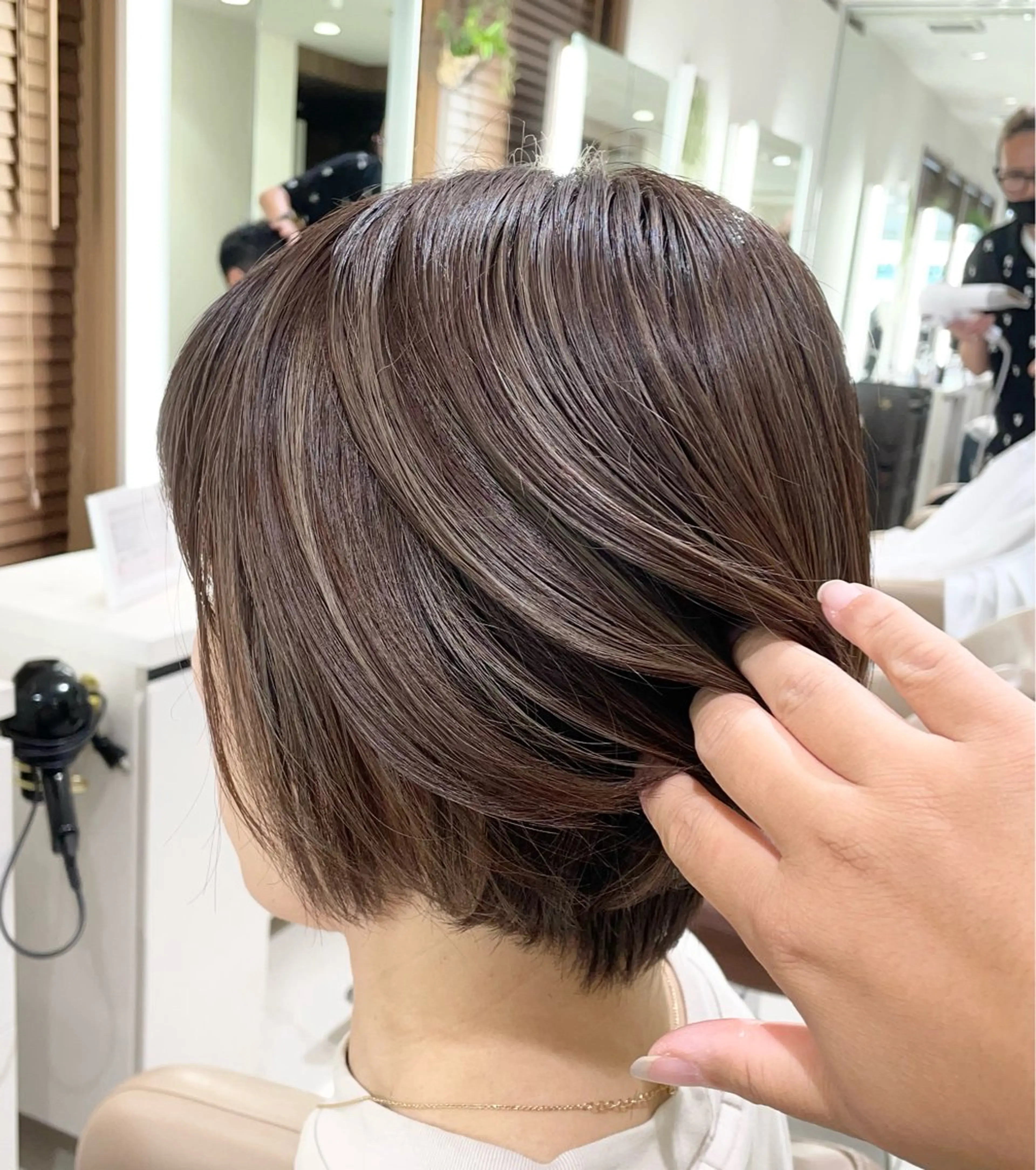 ショート カラー ハイライトカラー ハイライト 清藤綾/脱白髪染め 白髪ぼかしハイライトのヘアスタイル