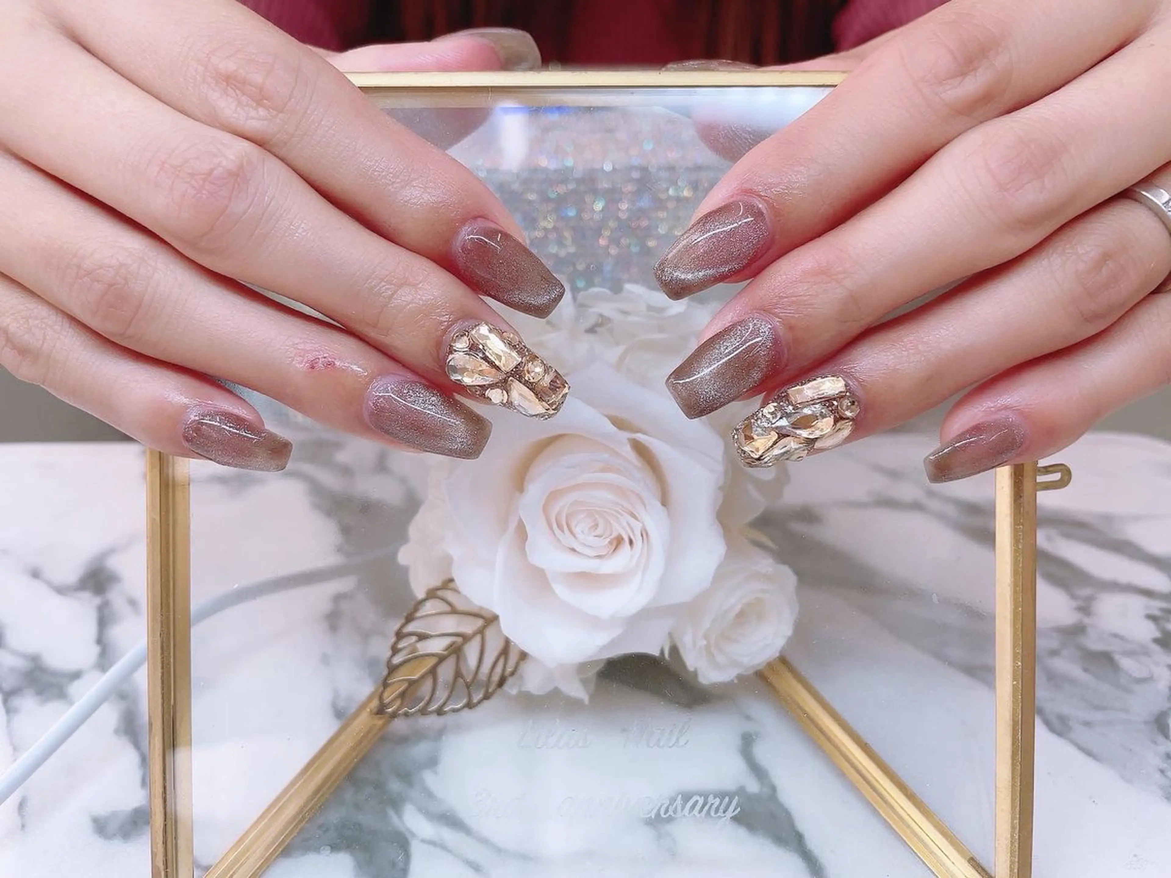 ネイル ブラウン ジェルネイル ハードジェル キラキラネイル ロングネイル Lilas Nailのネイルデザイン