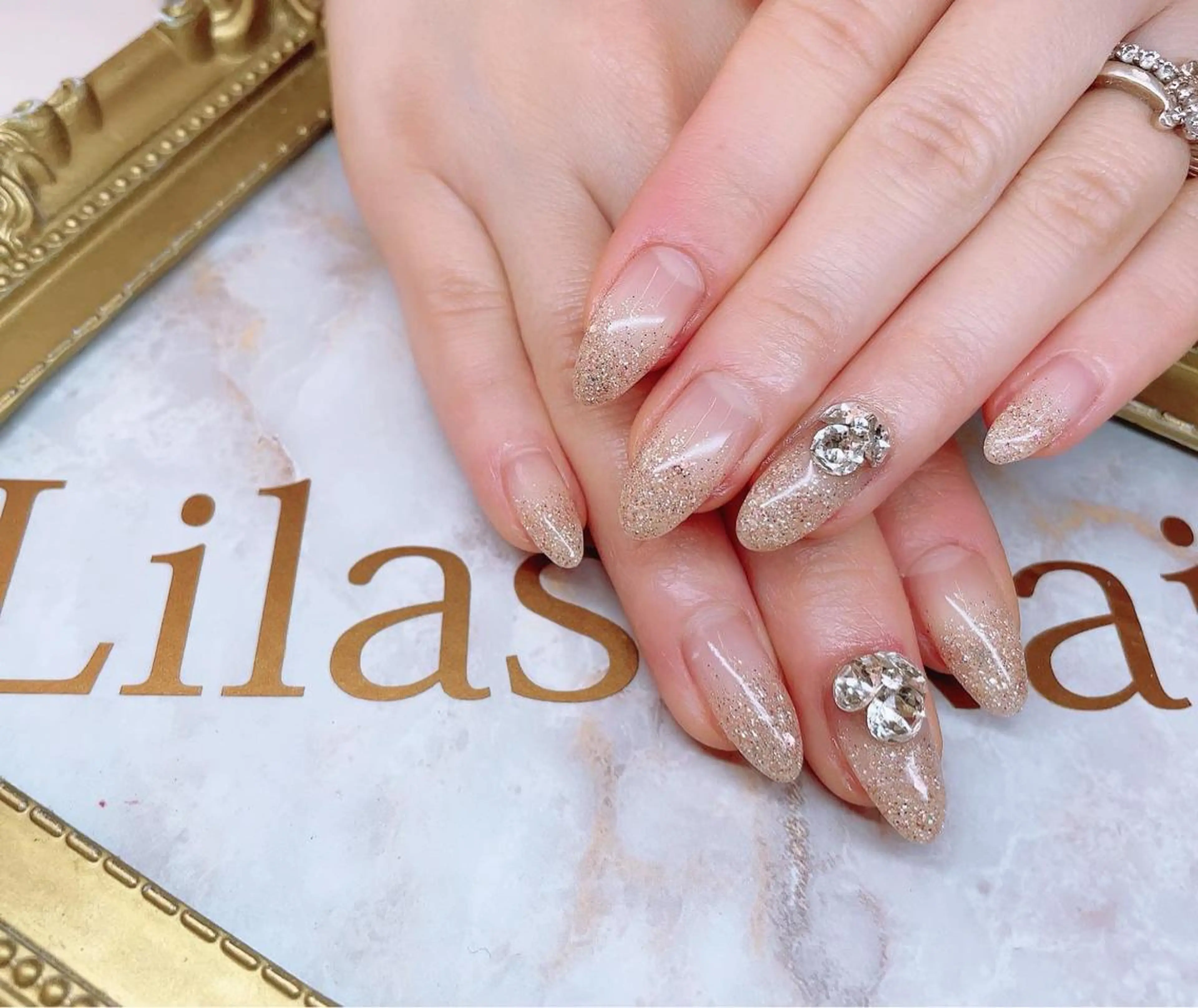 ネイル オーロラネイル ジェルネイル ゴールド グラデーション ハードジェル Lilas Nailのネイルデザイン