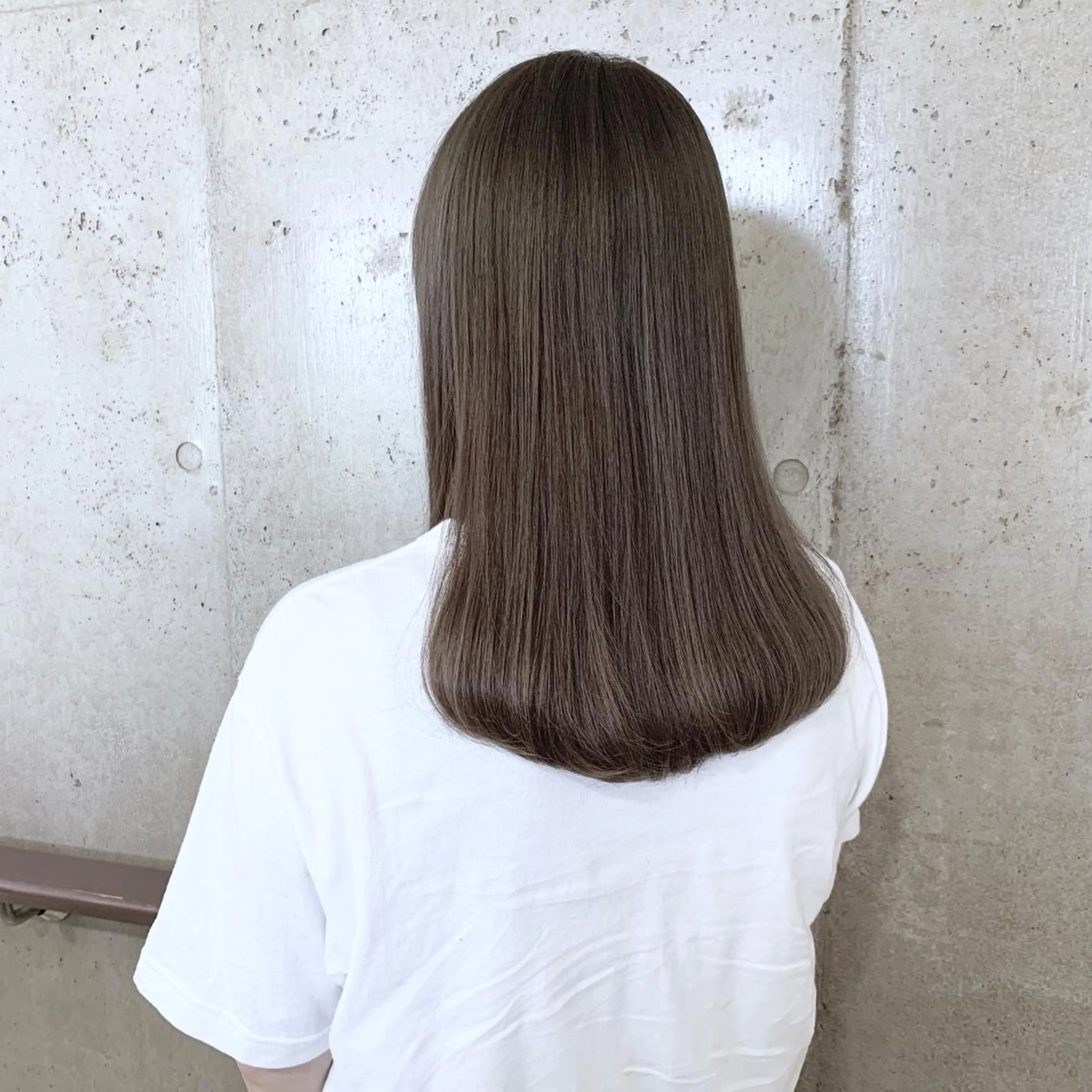 セミロング カラー ブリーチ ブルーカラー ブルージュ ヘアカラー トリートメント ヘッドスパ 二宮 早智子のヘアスタイル
