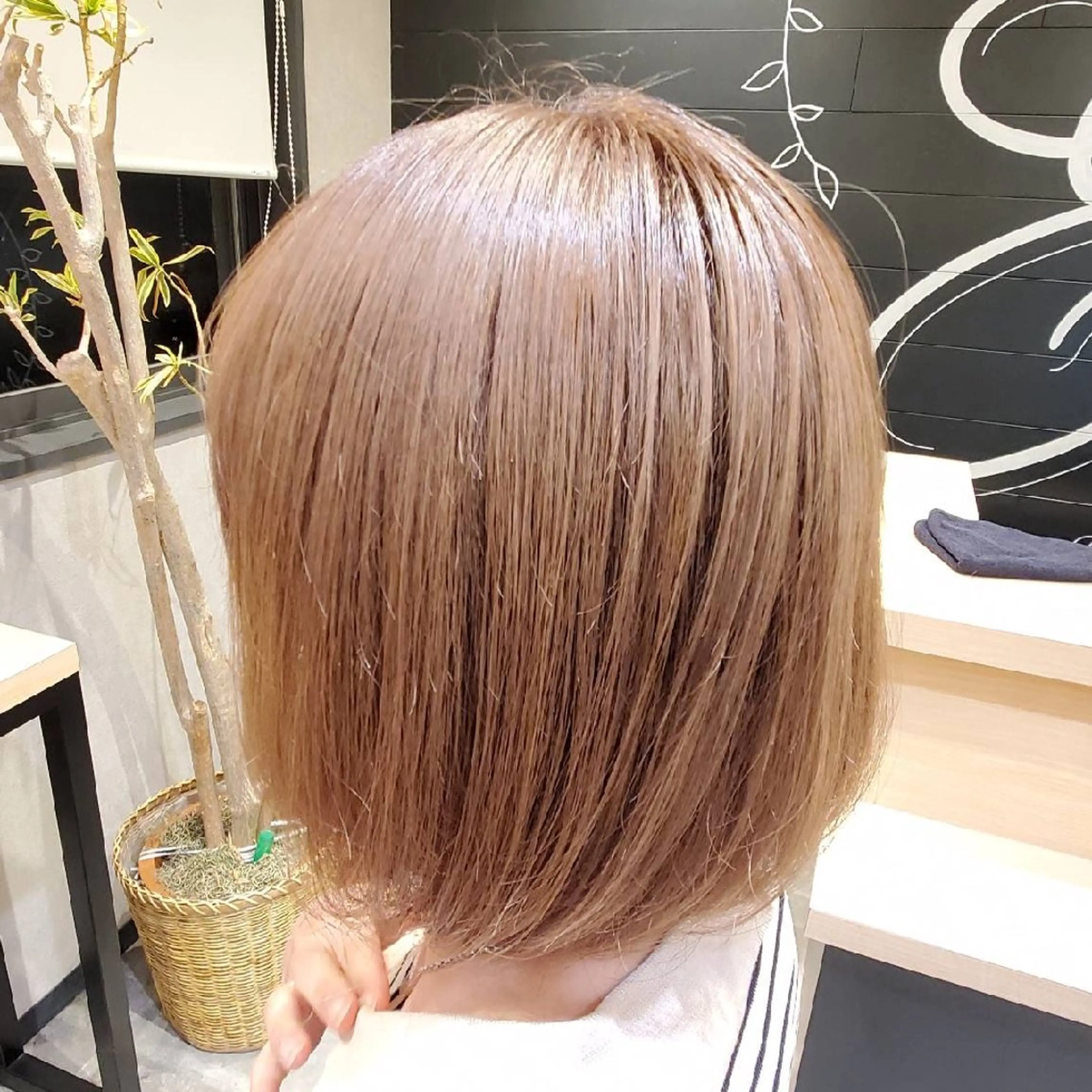 ショート カラー ベージュカラー ミルクティーベージュ ブリーチカラー/ 美髪矯正/SYUNのヘアスタイル