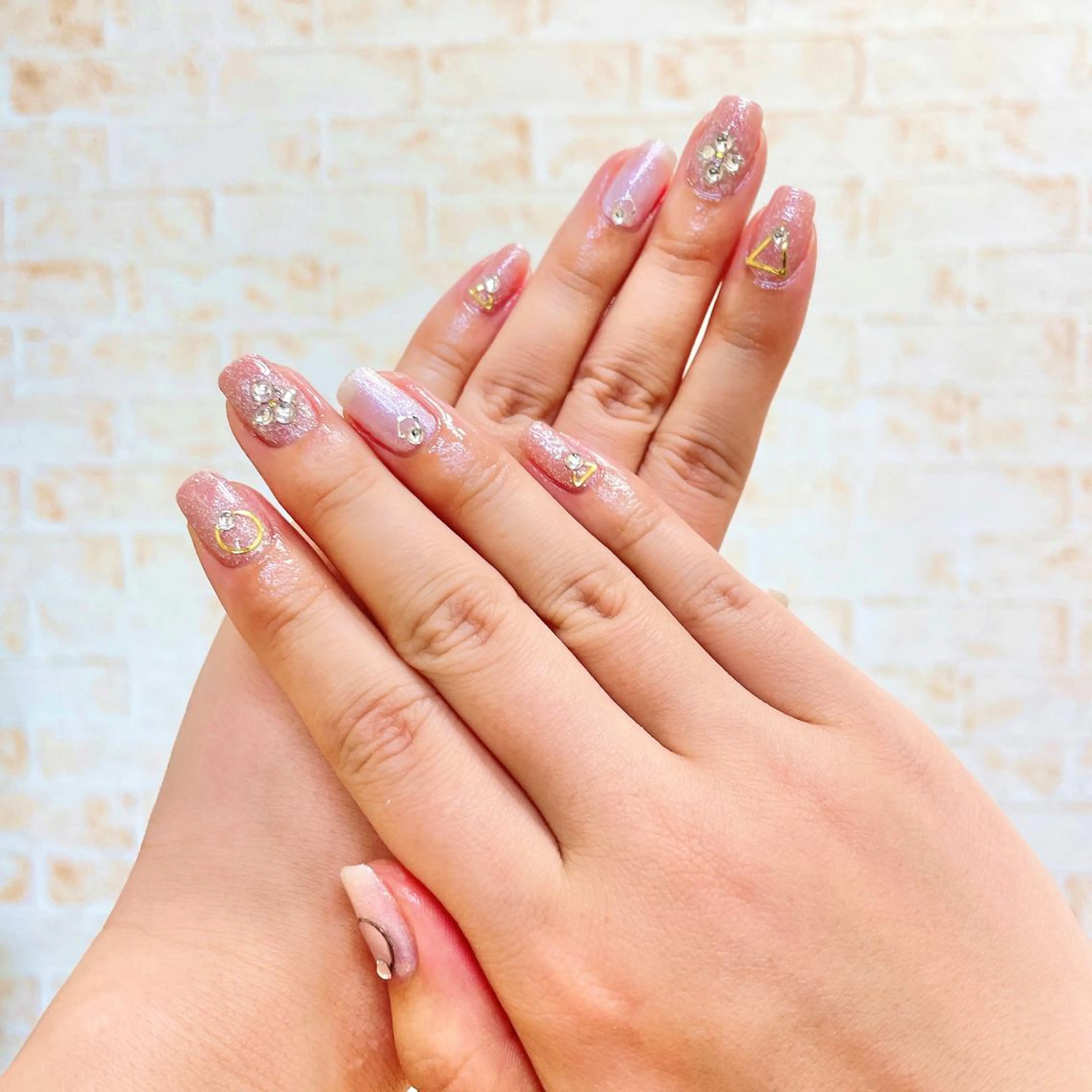 ネイル キラキラネイル ラメ(グリッター) ホワイト ヘアーサロンSORA所属・ヘアーサロン ＳＯRＡお顔剃りのエステ・リラクイメージ