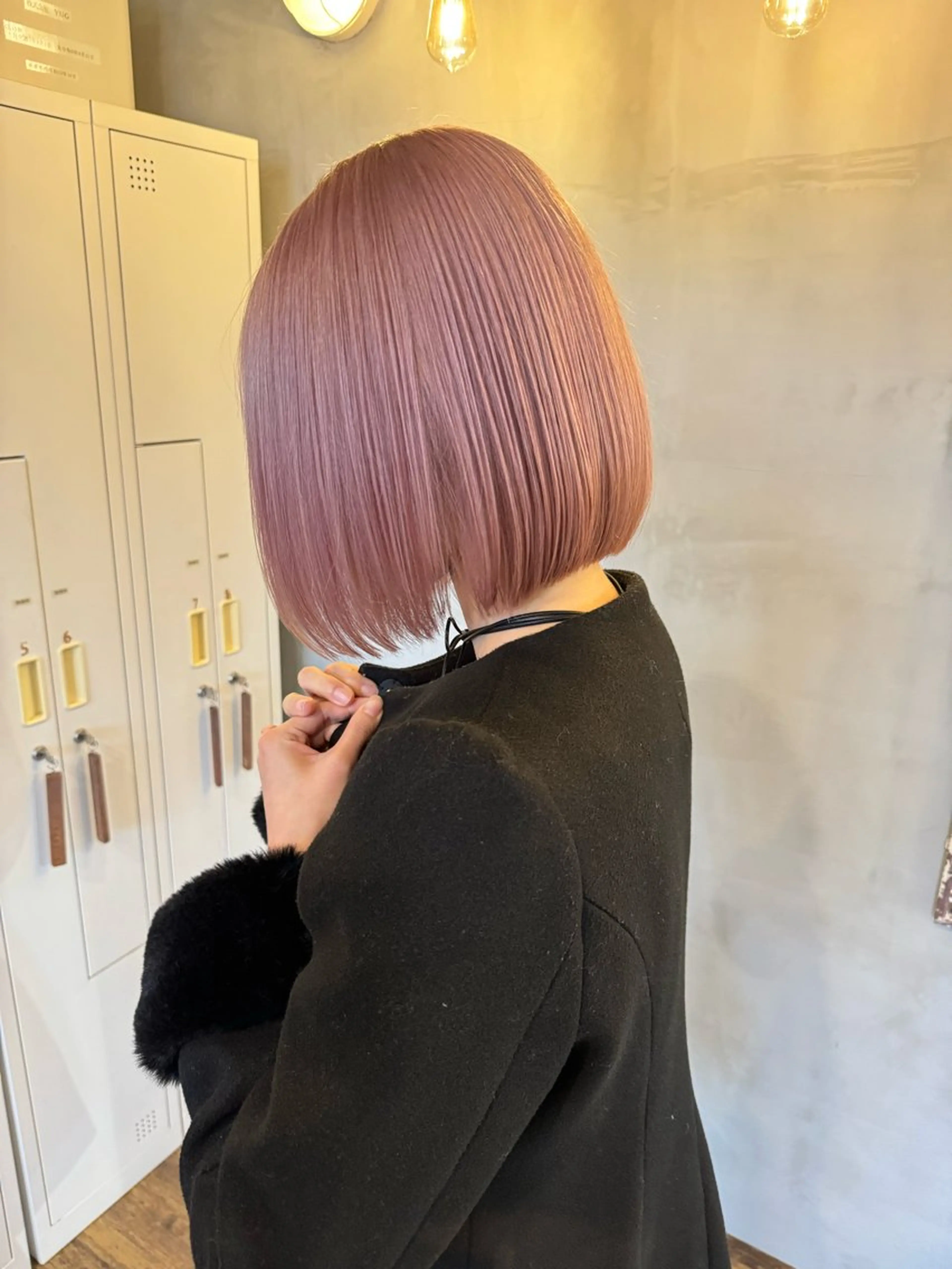 ショート カラー ヘアカラー トリートメント 赤みなしオリーブ ハイトーン×レイヤーのヘアスタイル