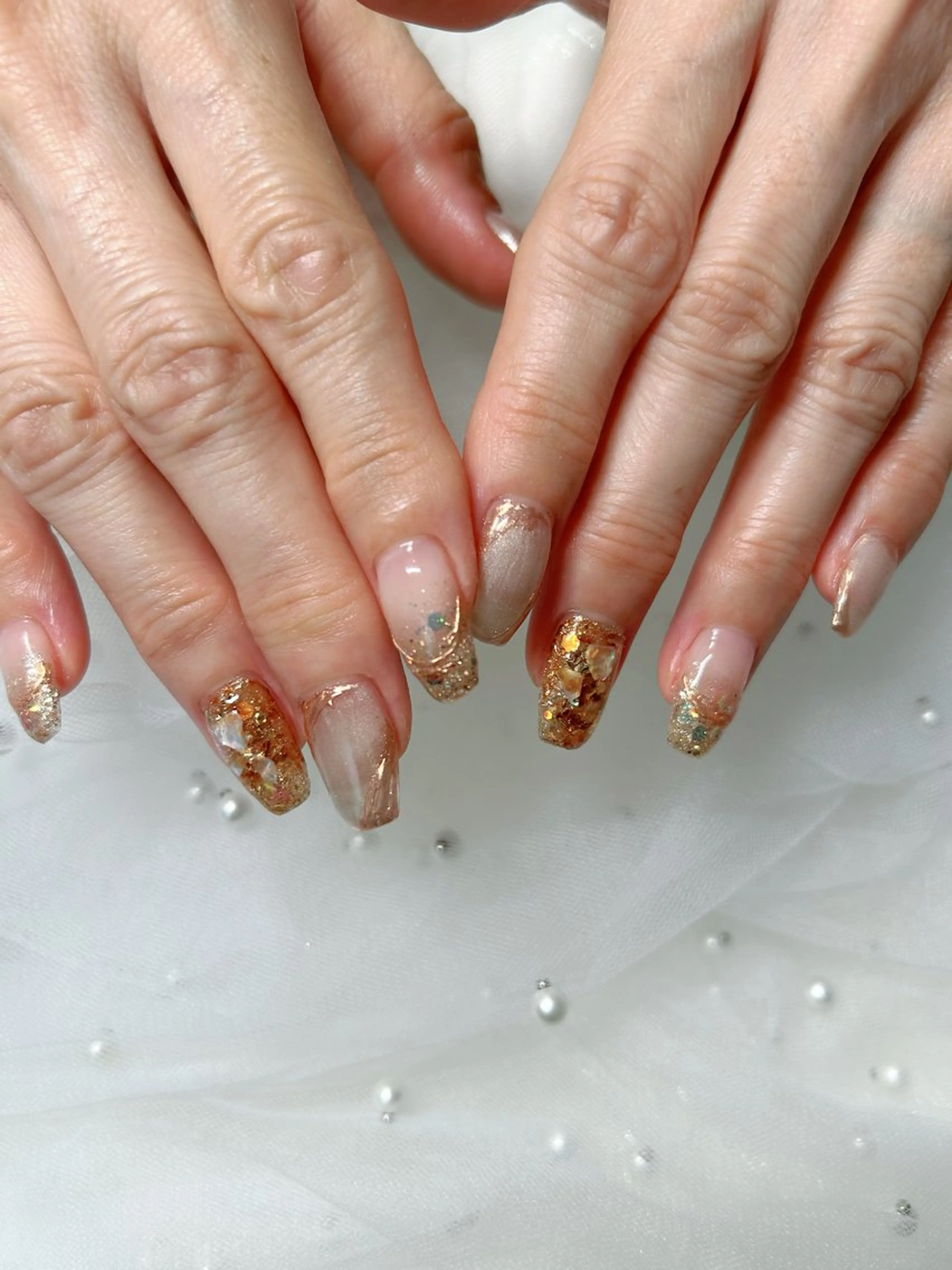 ネイル ジェルネイル ゴールド ニュアンスネイル パラジェル n.bebe nail所属・N. bebeのネイルデザイン