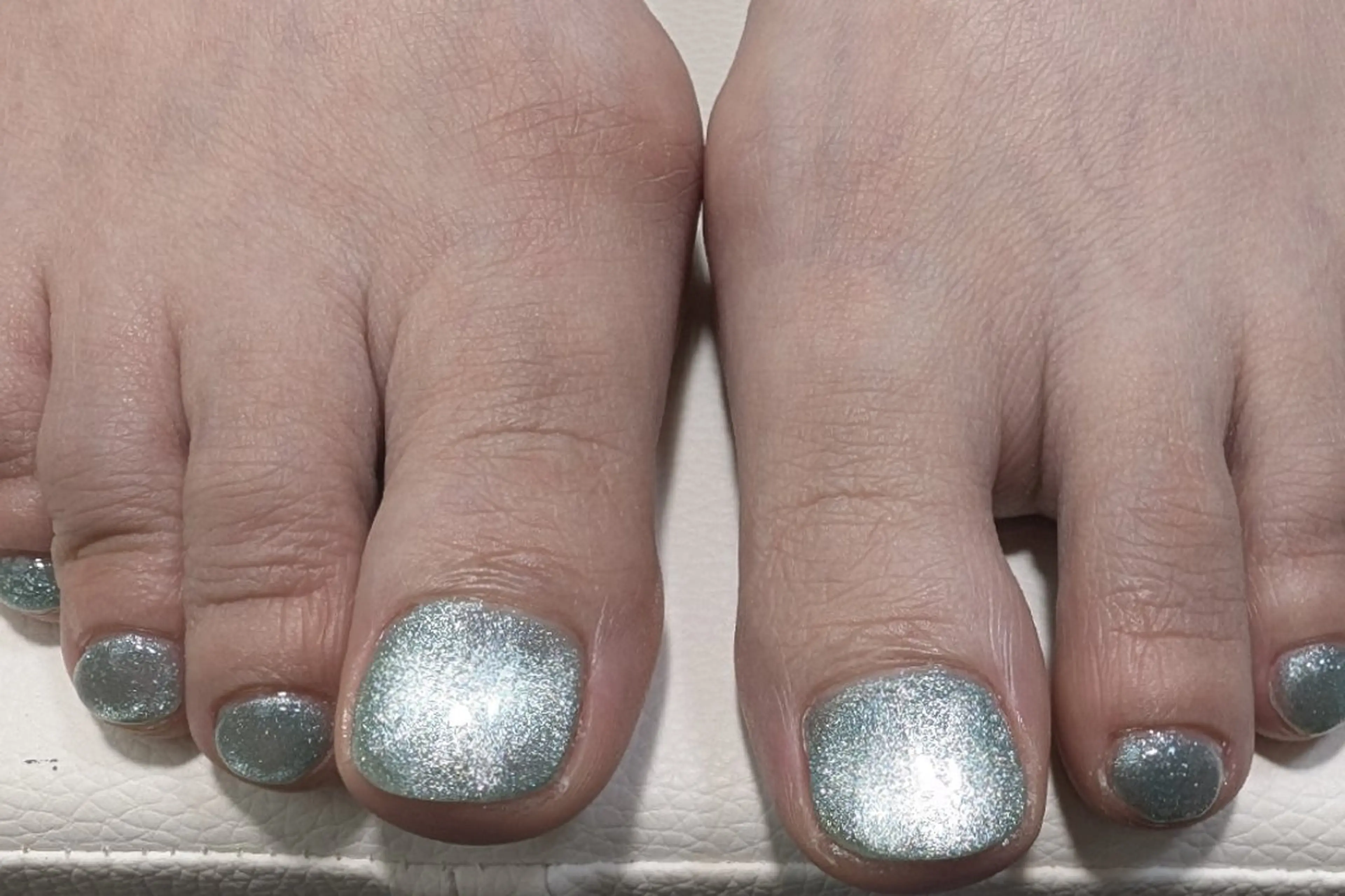 フットネイル（ワンカラー、マグネット、フラッシュ、ラメ）の写真